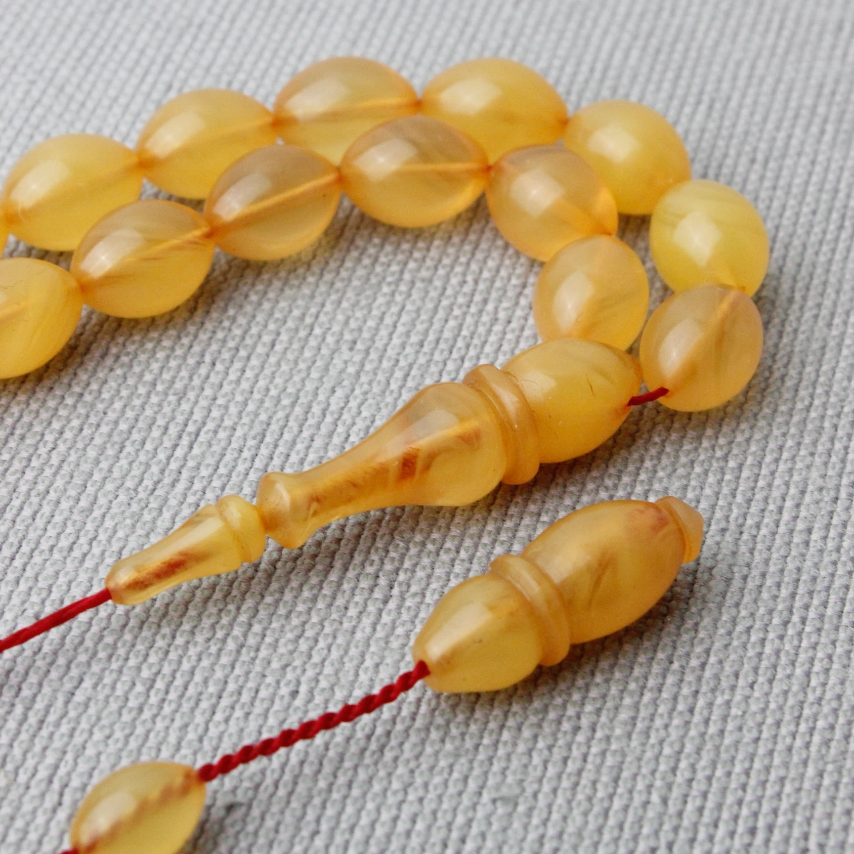 Tacir Usta İmzalı Beyzi Model Hareli Sıkma Kehribar Tespih