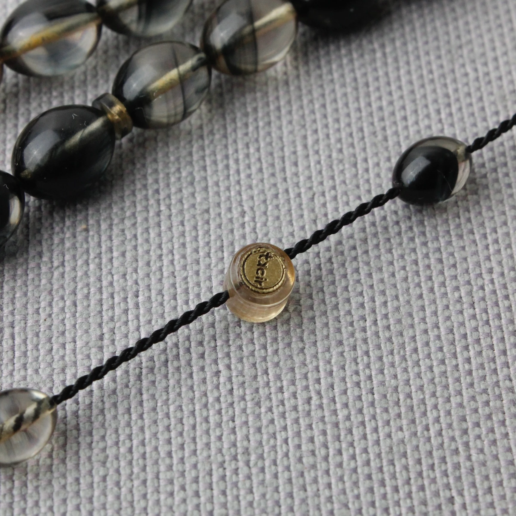 Şeffaf Siyah Hareli Beyzi Model Tacir Usta İmzalı Sıkma Kehribar Tespih