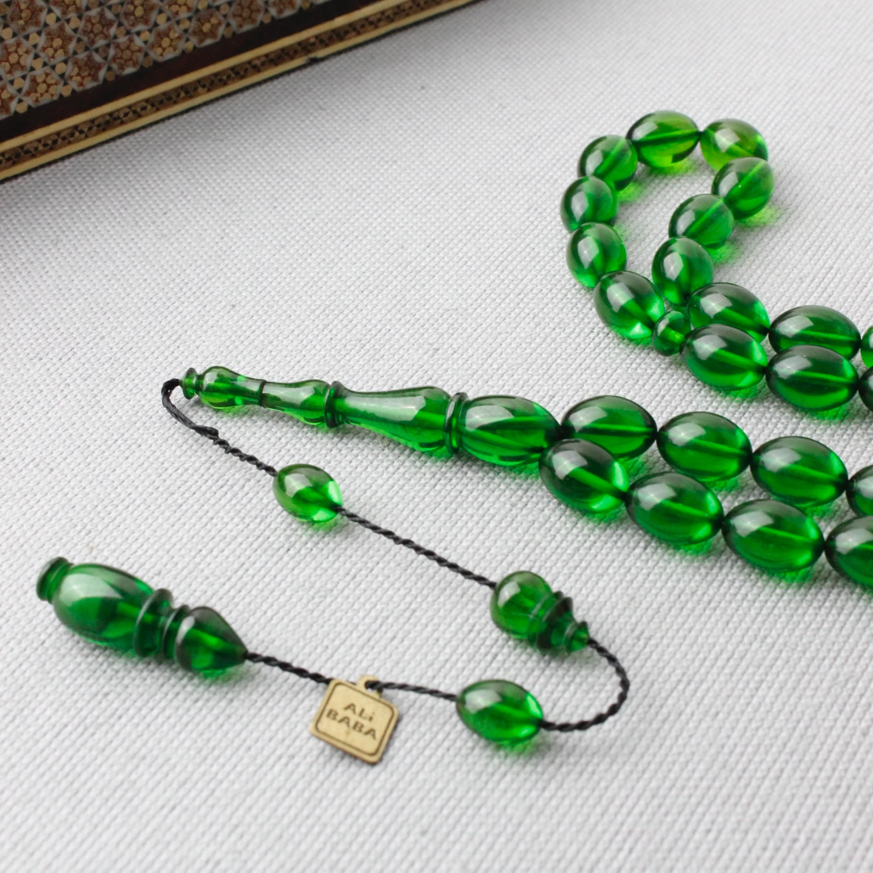 Ali Baba Usta İmzalı Fıstık Yeşili Beyzi Model Sıkma Kehribar Tespih