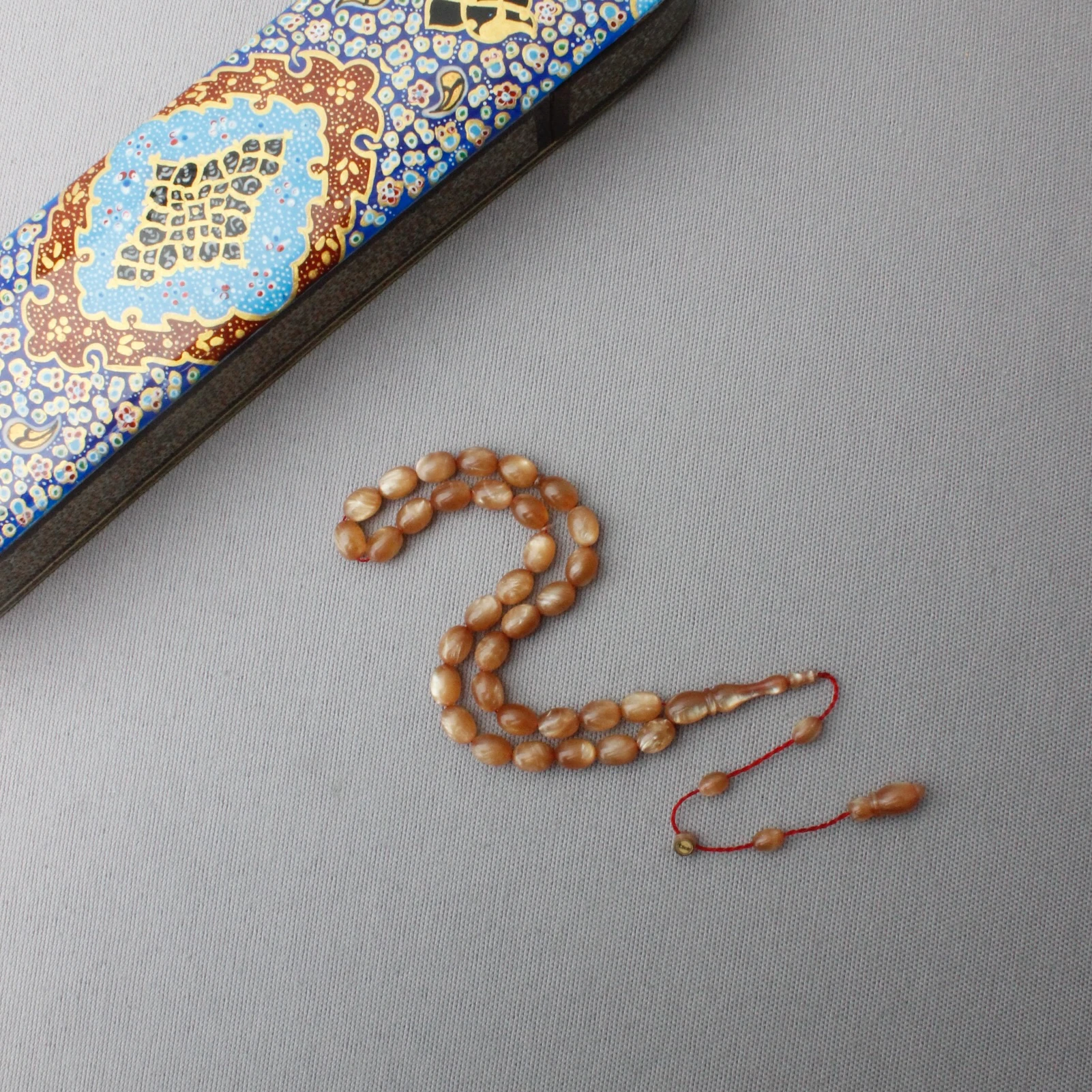 Sedefli Hamur Krem Rengi Tacir Usta İmzalı Beyzi Model Sıkma Kehribar Tespih