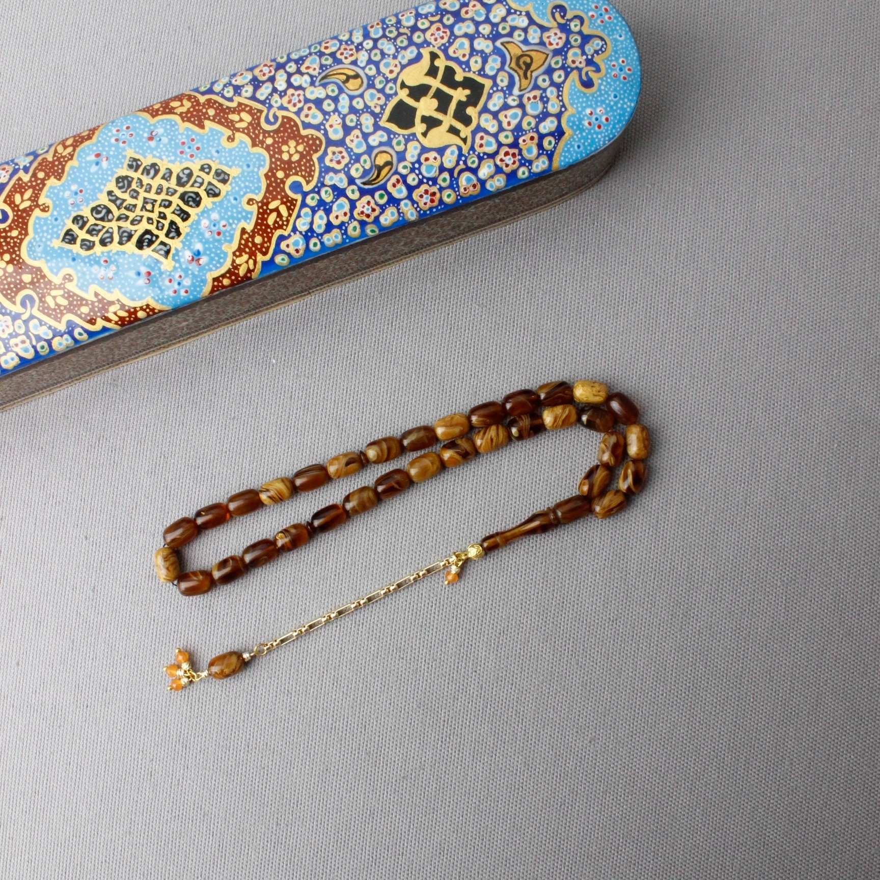 Kapsül Kesim Alpaka Püsküllü Yoğun Hareli Sıkma Kehribar Tespih