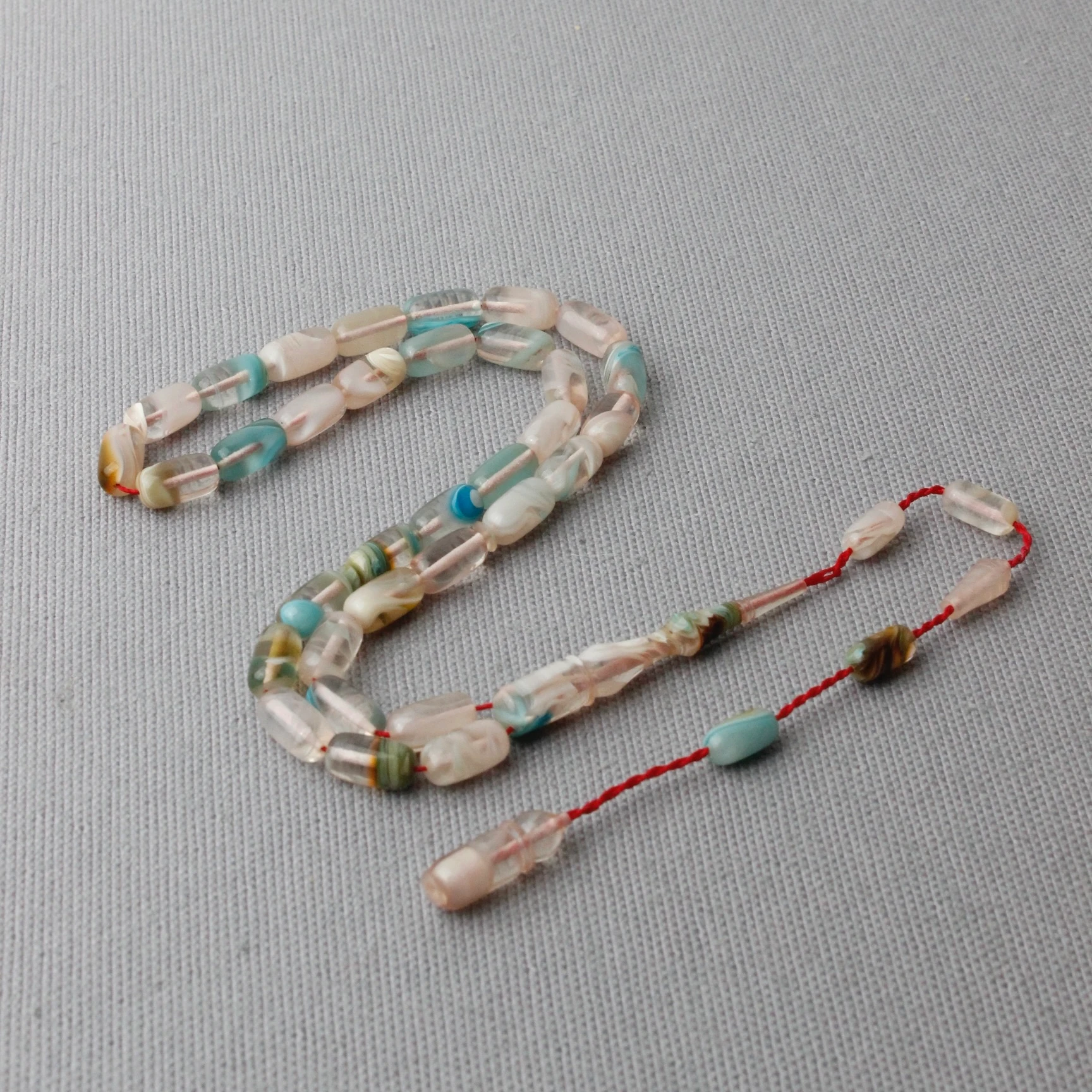 Beyaz Hamur Turkuaz Hareli Kapsül Kesim Sıkma Kehribar Tespih