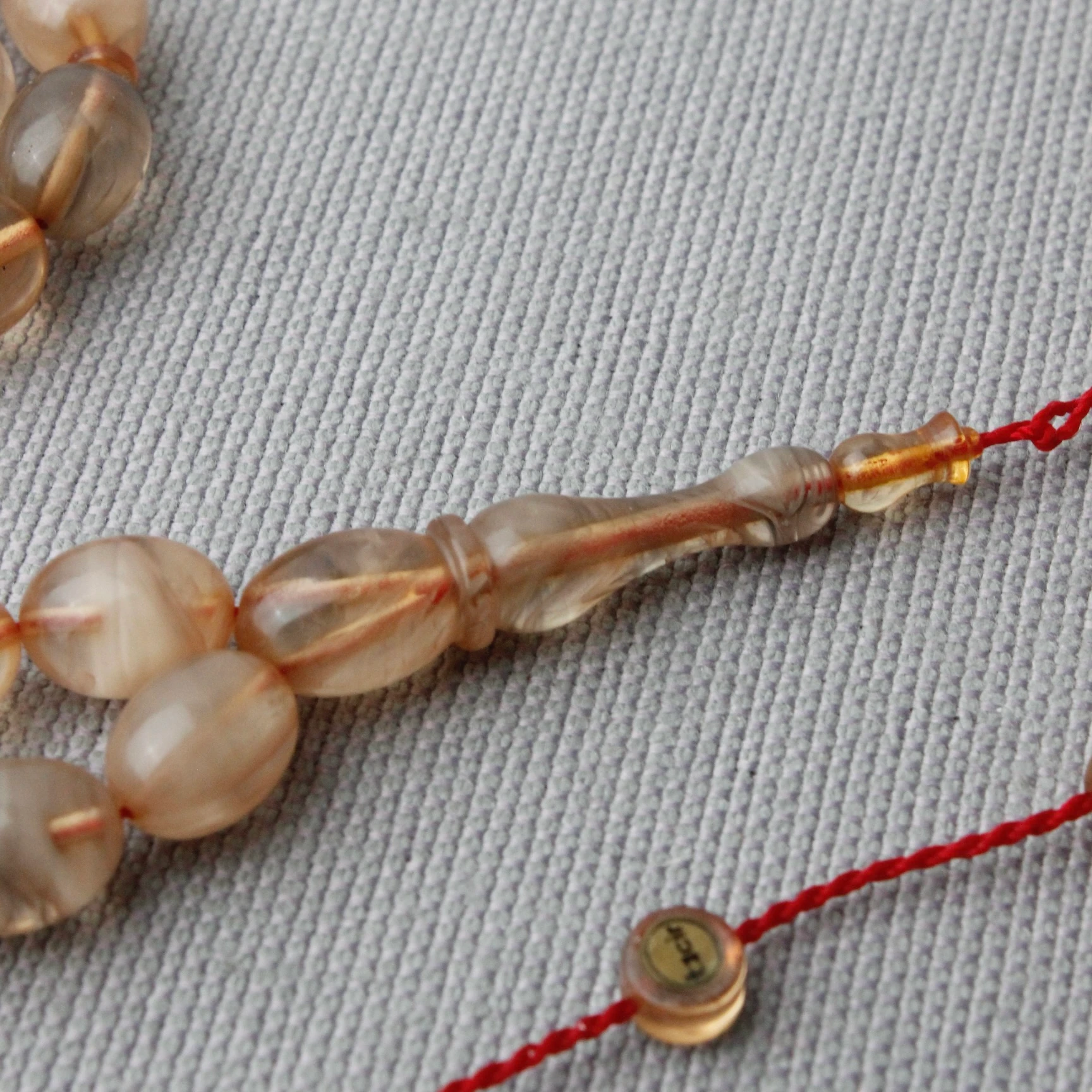 Beyaz Hamur Hareli Beyzi Model Tacir Usta İmzalı Sıkma Kehribar Tespih