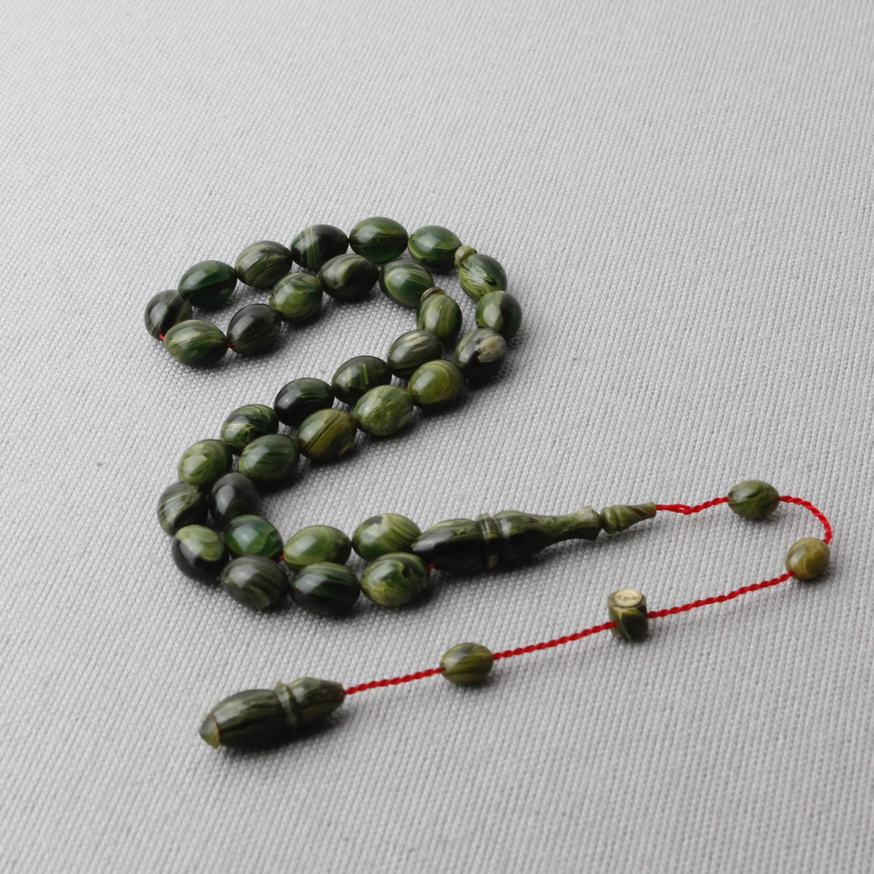 Yoğun Hareli Yağ Yeşili Tacir Usta İmzalı Sıkma Kehribar Tespih