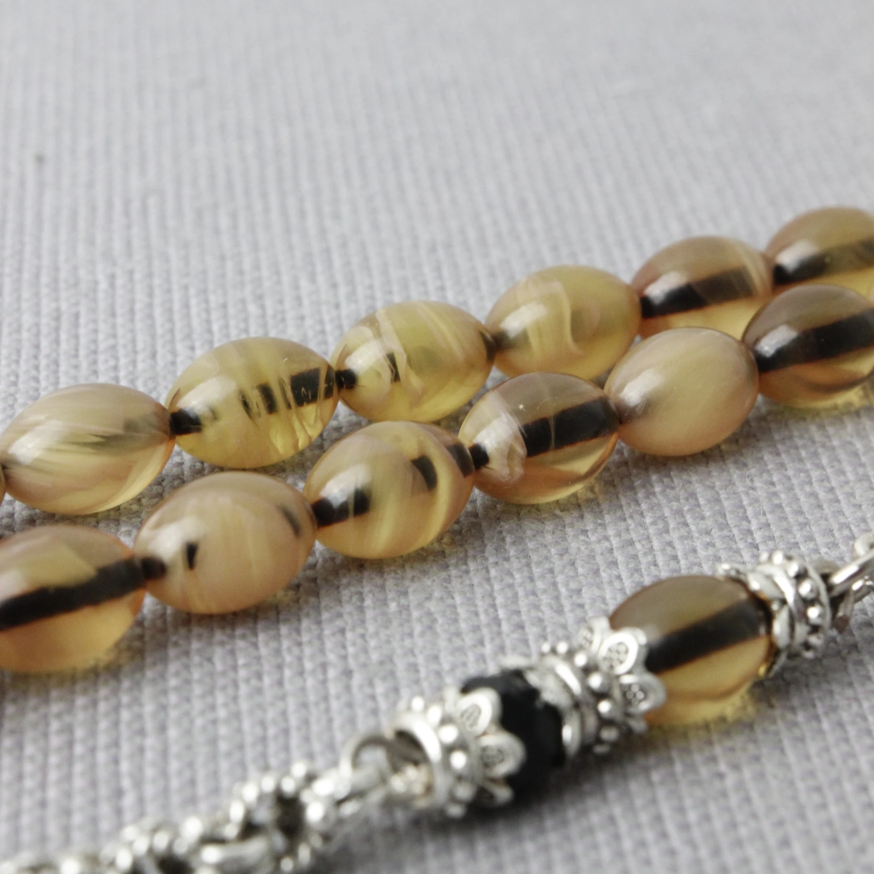  Hareli Beyzi Model Sıkma Kehribar Tespih 