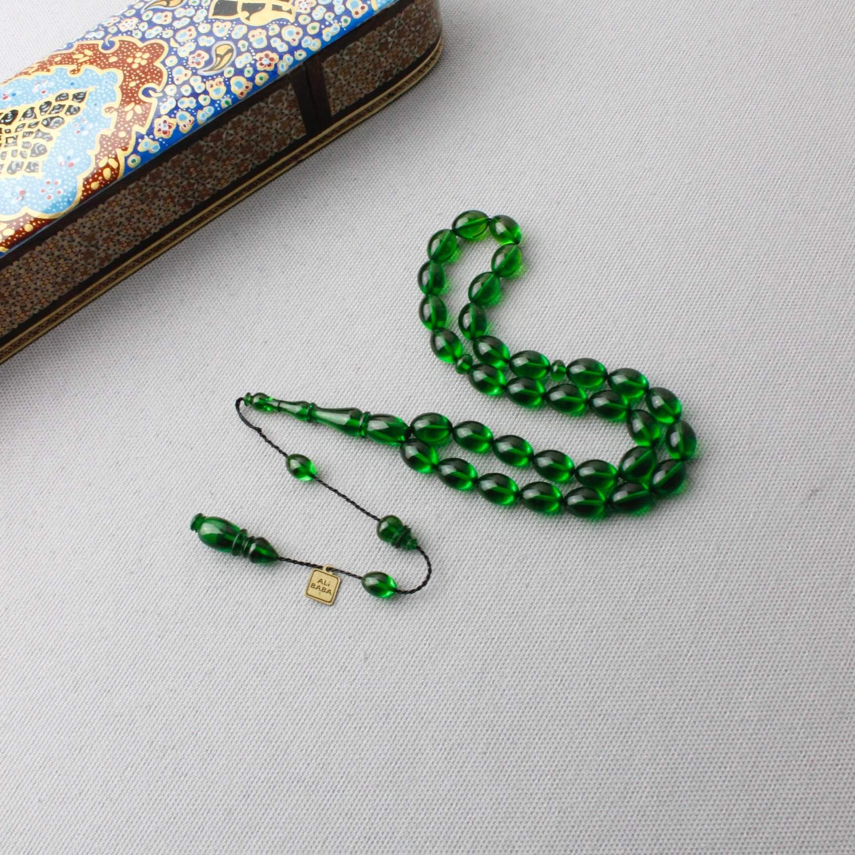 Ali Baba Usta İmzalı Fıstık Yeşili Beyzi Model Sıkma Kehribar Tespih