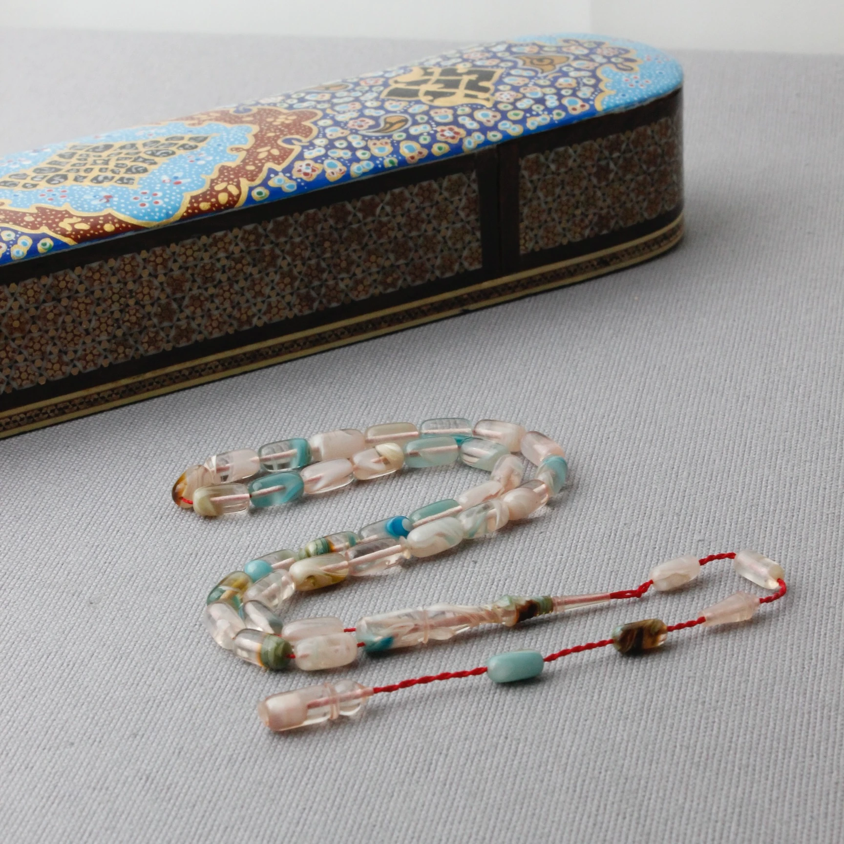 Beyaz Hamur Turkuaz Hareli Kapsül Kesim Sıkma Kehribar Tespih