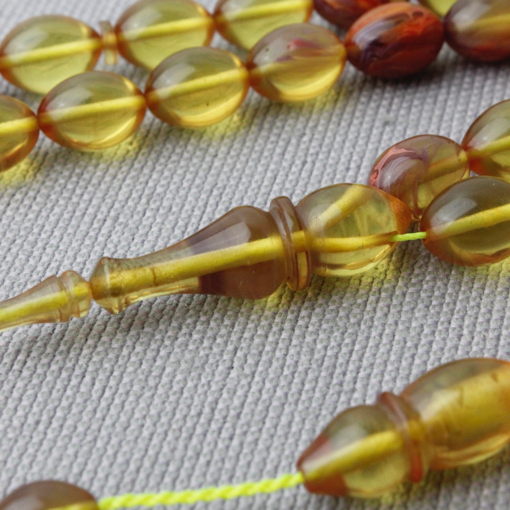 Bal Rengi Multicolor Hareli Beyzi Model Tacir Usta İmzalı Sıkma Kehribar Tespih