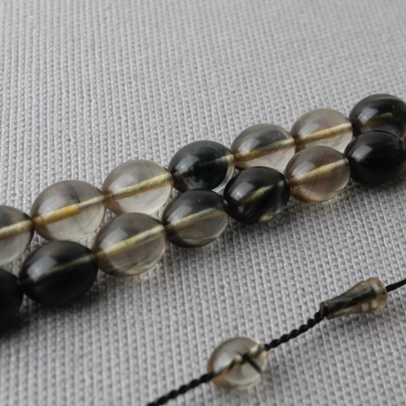 Şeffaf Siyah Hareli Beyzi Model Tacir Usta İmzalı Sıkma Kehribar Tespih