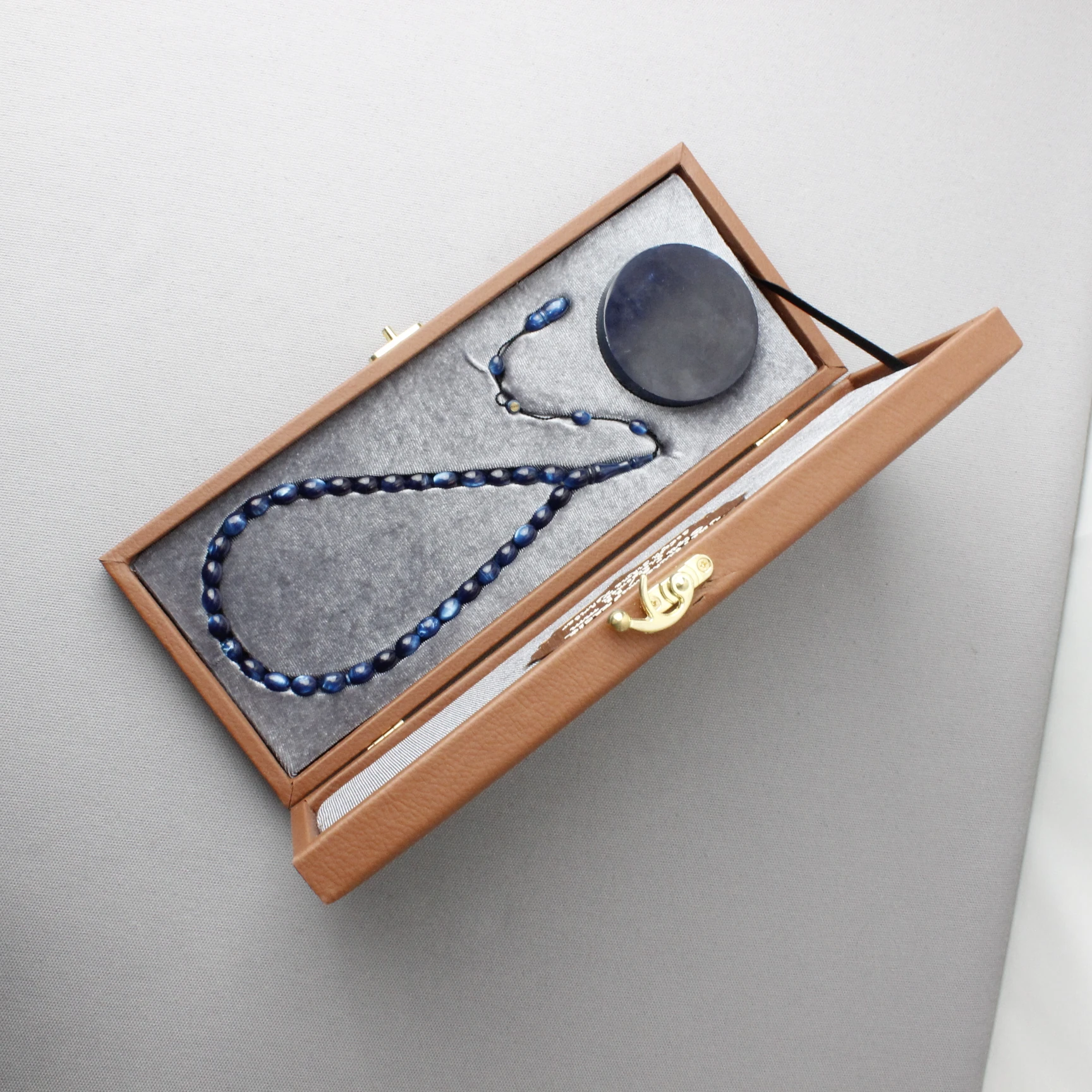 Özel Kutusunda Ham Maddesiyle Tacir Usta İmzalı Sedefli Sıkma Kehribar Tespih