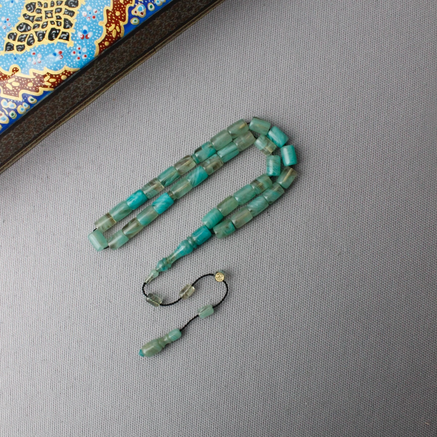 Ayhan Turan Usta İmzalı Deniz Mavisi Hareli Kapsül Kesim Sıkma Kehribar Tespih