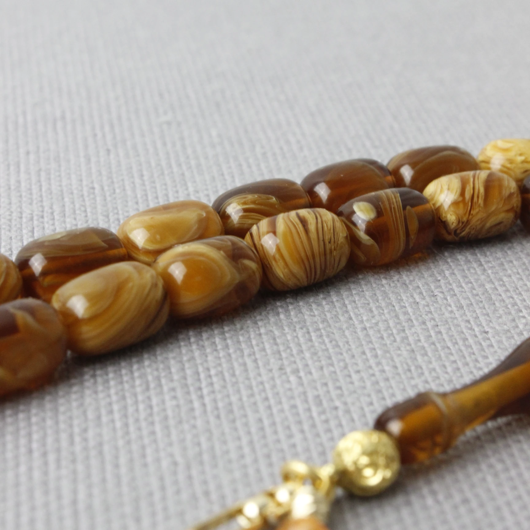 Kapsül Kesim Alpaka Püsküllü Yoğun Hareli Sıkma Kehribar Tespih