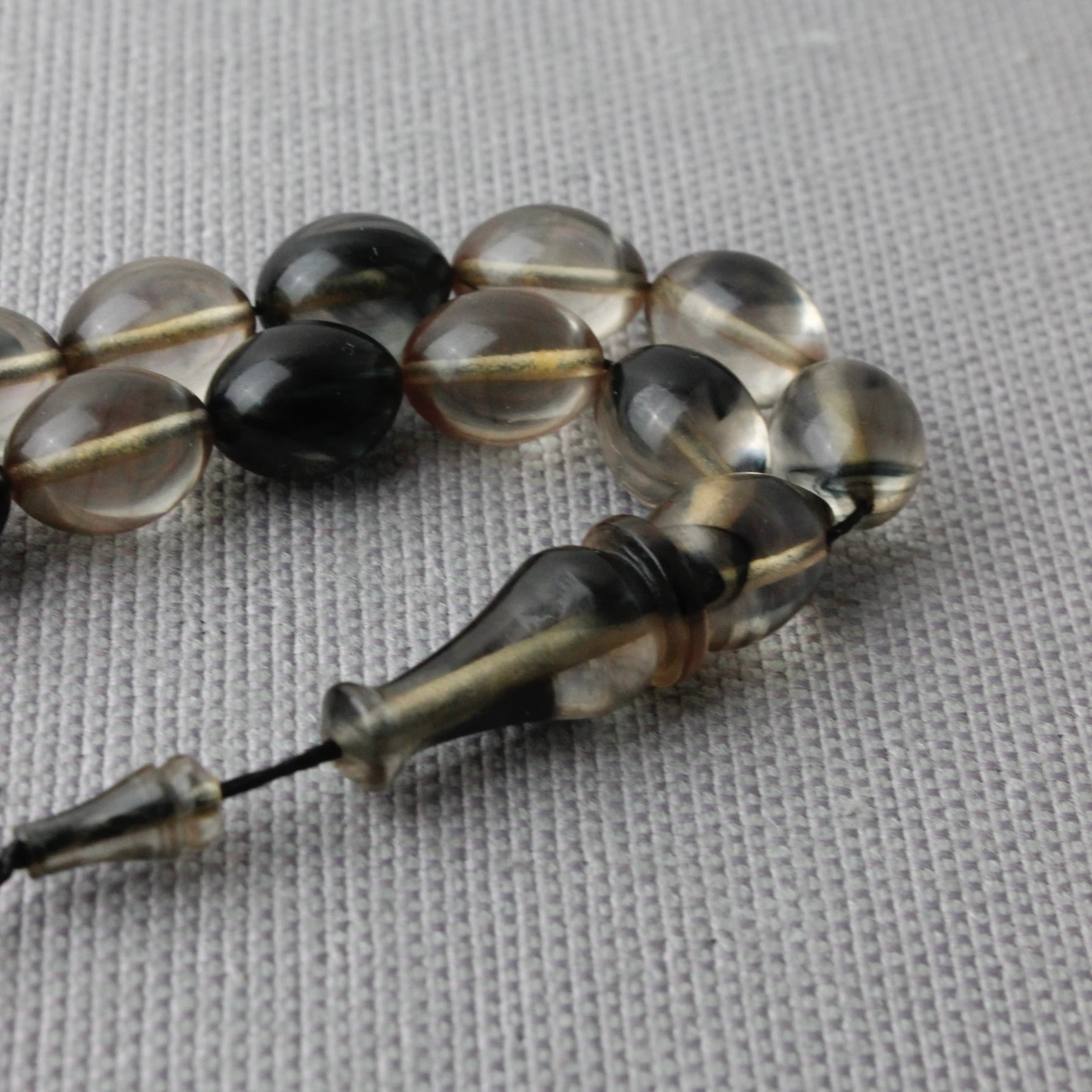 Şeffaf Siyah Hareli Beyzi Model Tacir Usta İmzalı Sıkma Kehribar Tespih