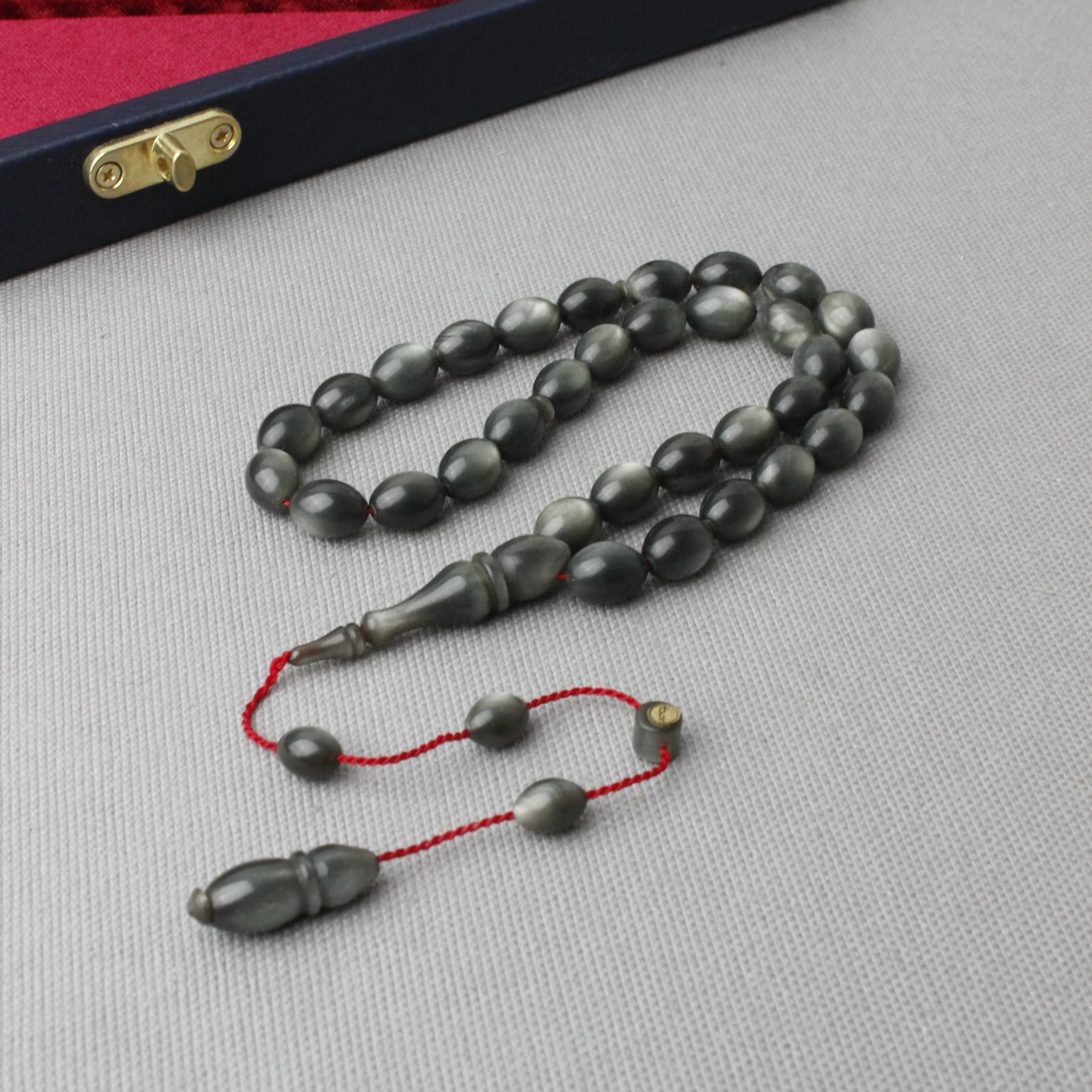 Özel Kutusunda Ham Malzemesiyle Beraber Tacir Usta İmzalı Sedefli Sıkma Kehribar Tespih