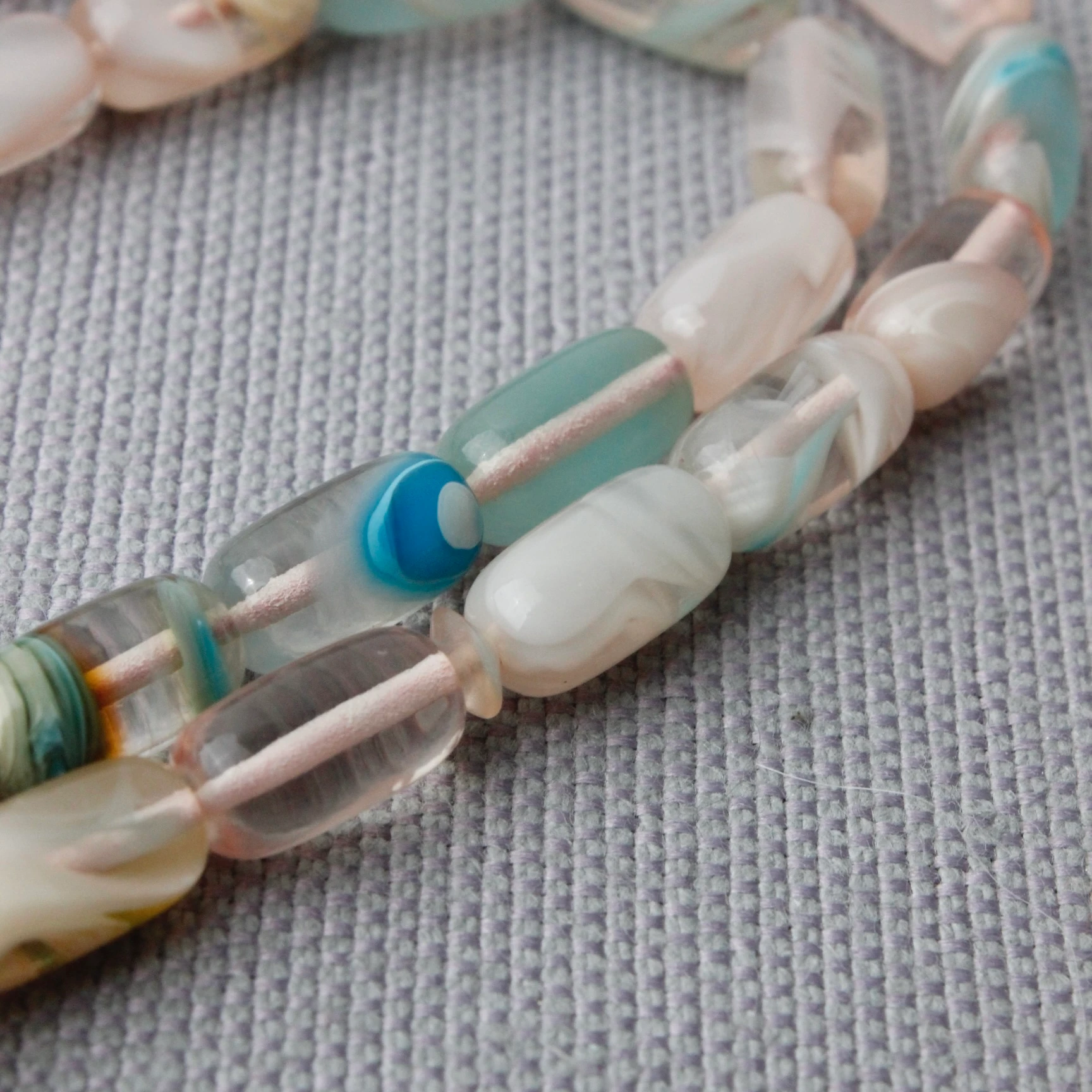 Beyaz Hamur Turkuaz Hareli Kapsül Kesim Sıkma Kehribar Tespih