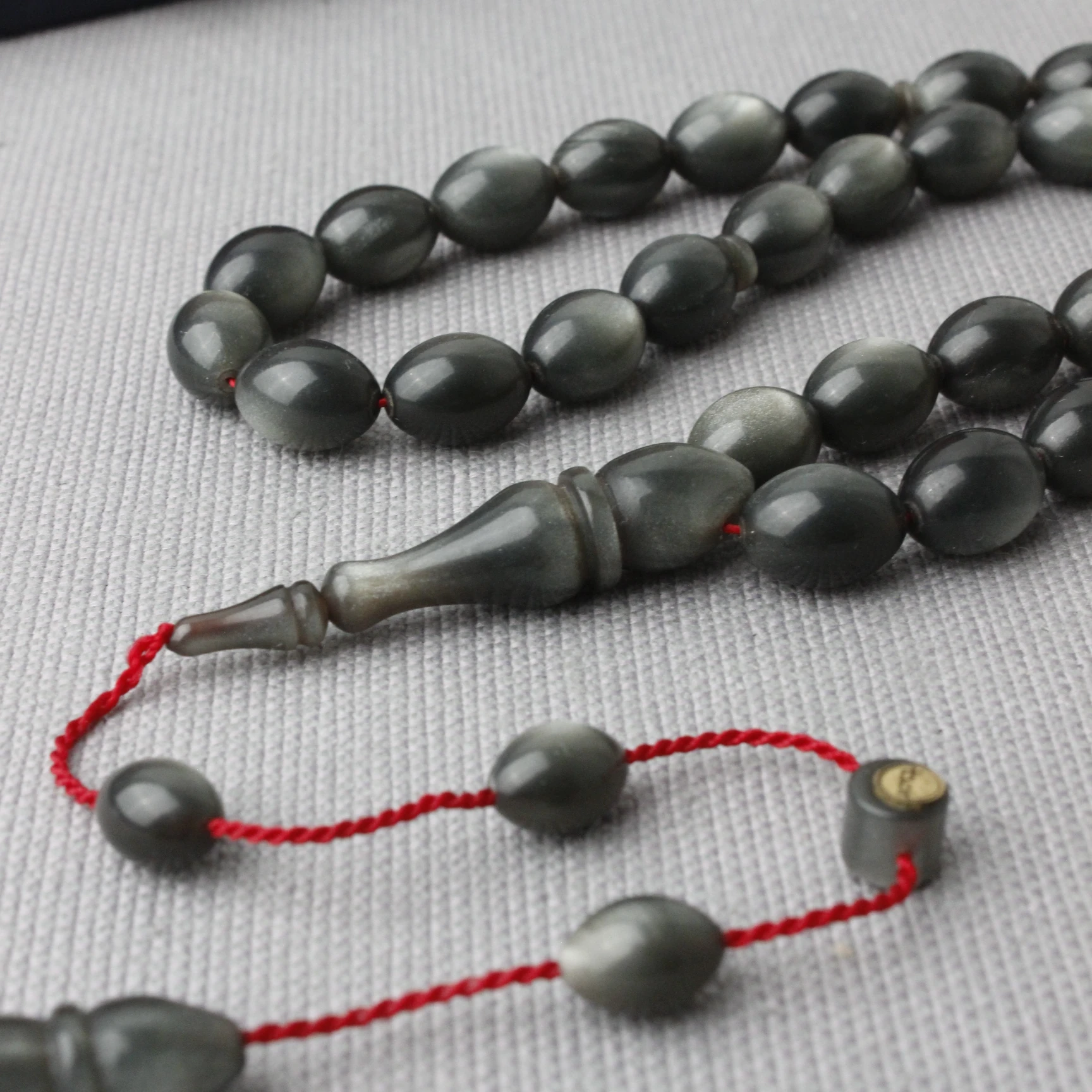 Özel Kutusunda Ham Malzemesiyle Beraber Tacir Usta İmzalı Sedefli Sıkma Kehribar Tespih