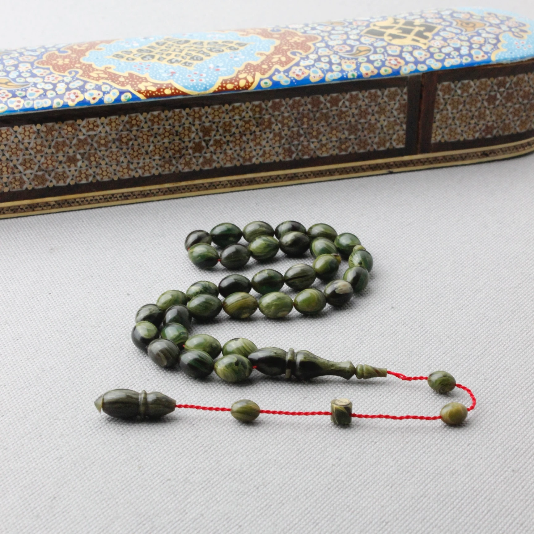 Yoğun Hareli Yağ Yeşili Tacir Usta İmzalı Sıkma Kehribar Tespih