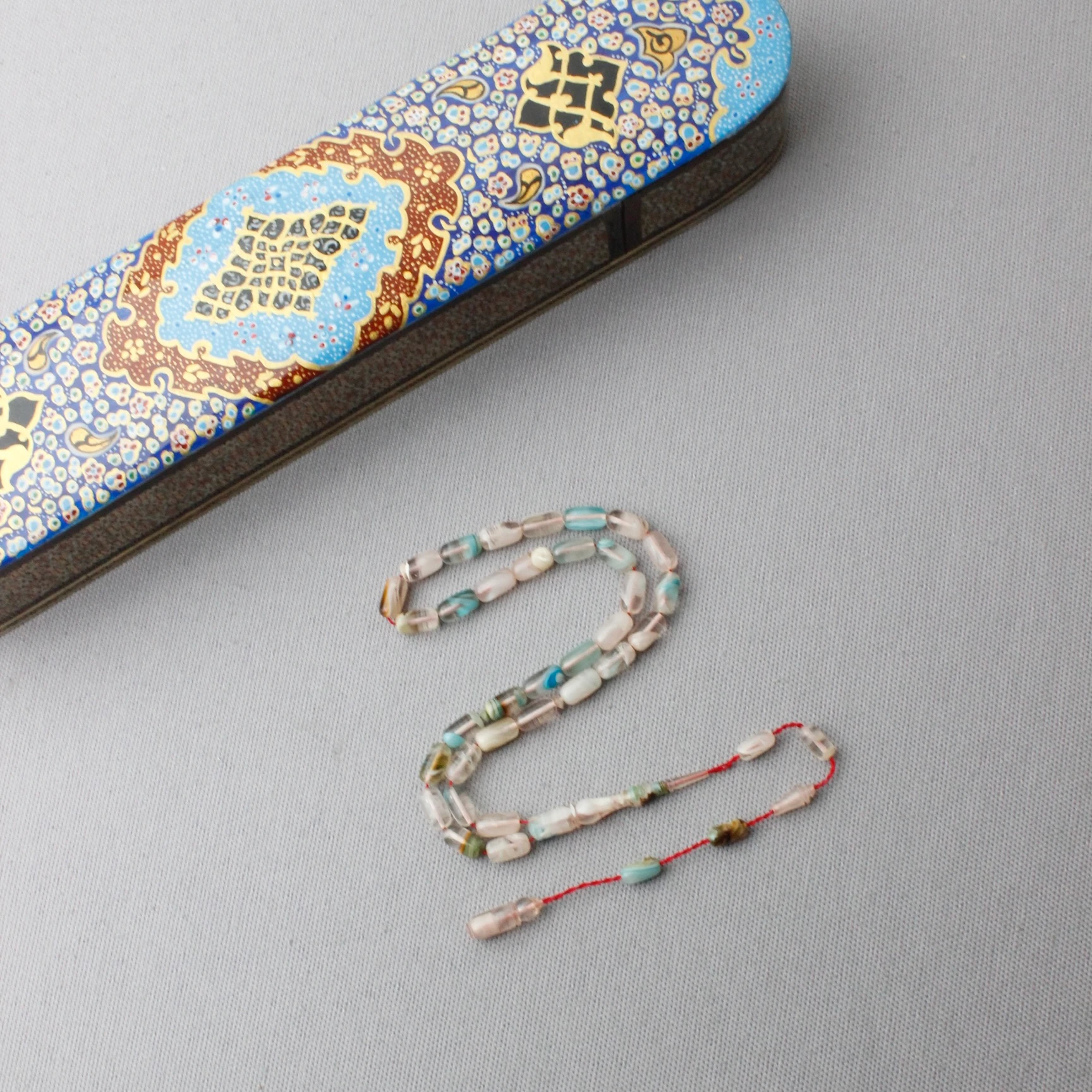 Beyaz Hamur Turkuaz Hareli Kapsül Kesim Sıkma Kehribar Tespih