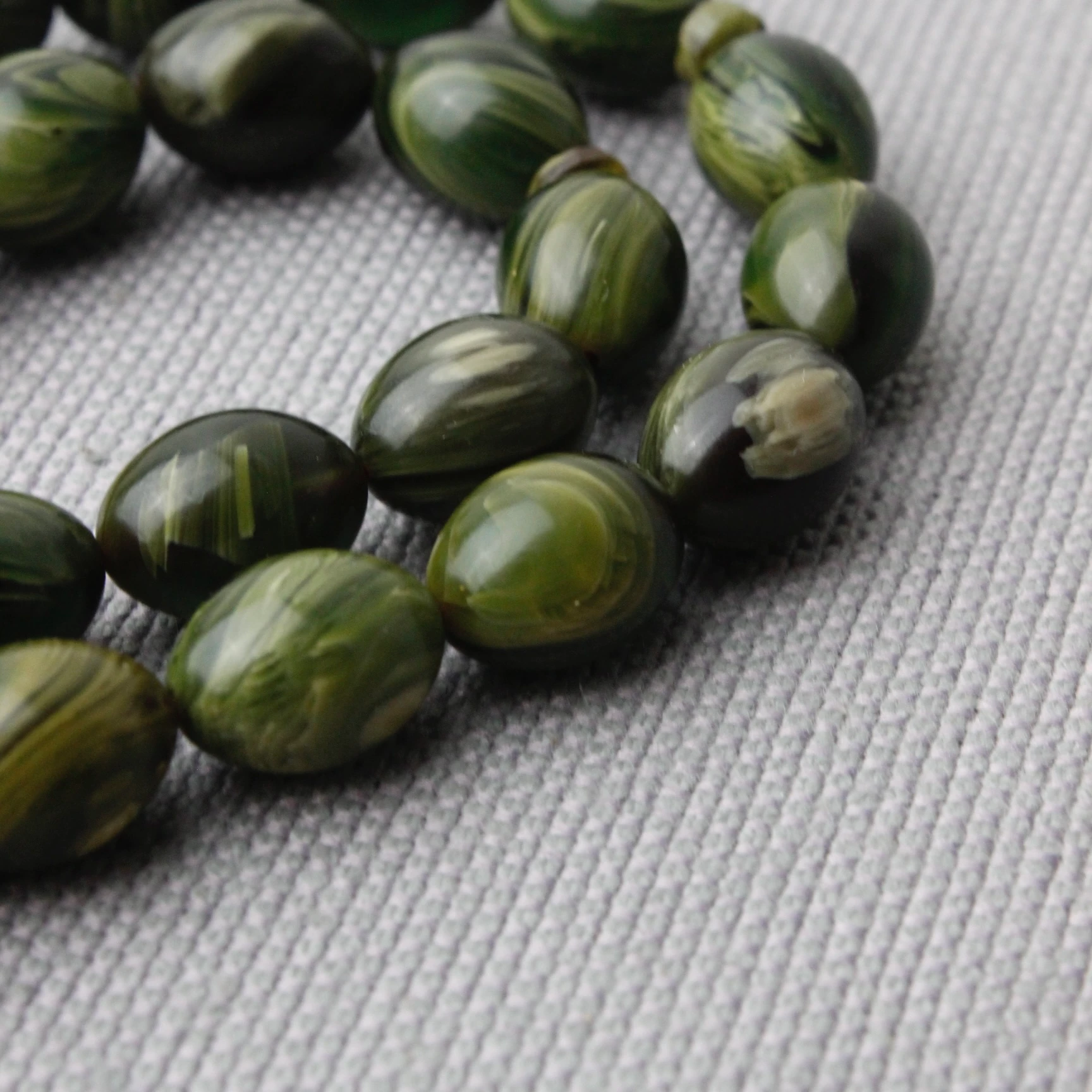 Yoğun Hareli Yağ Yeşili Tacir Usta İmzalı Sıkma Kehribar Tespih