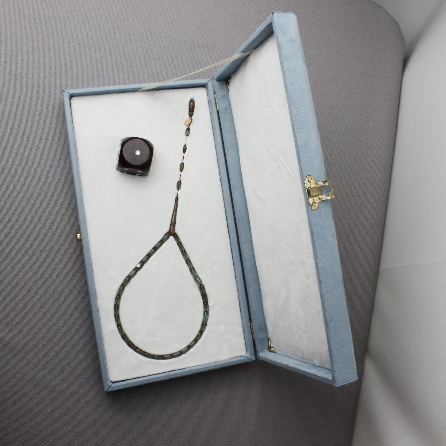 Özel Kutusunda Ömer Daş Usta İmzalı Zar Objeden Patinli Kehribar Tespih