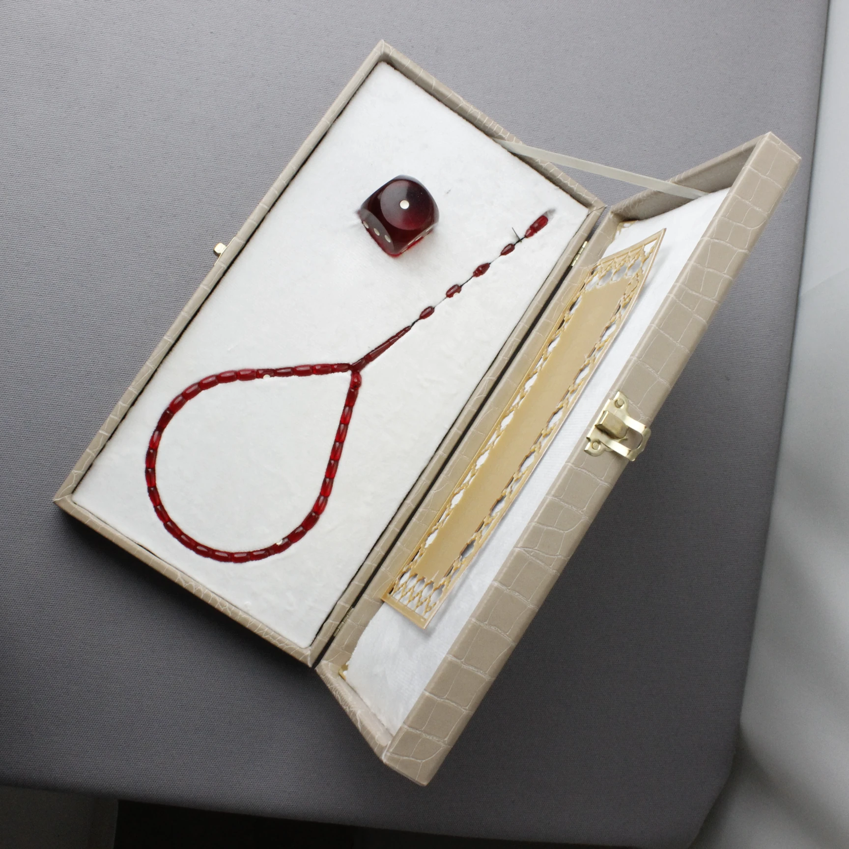 Özel Kutusunda Zar Objesiyle Beraber Ömer Daş Usta İmzalı Kehribar Tespih