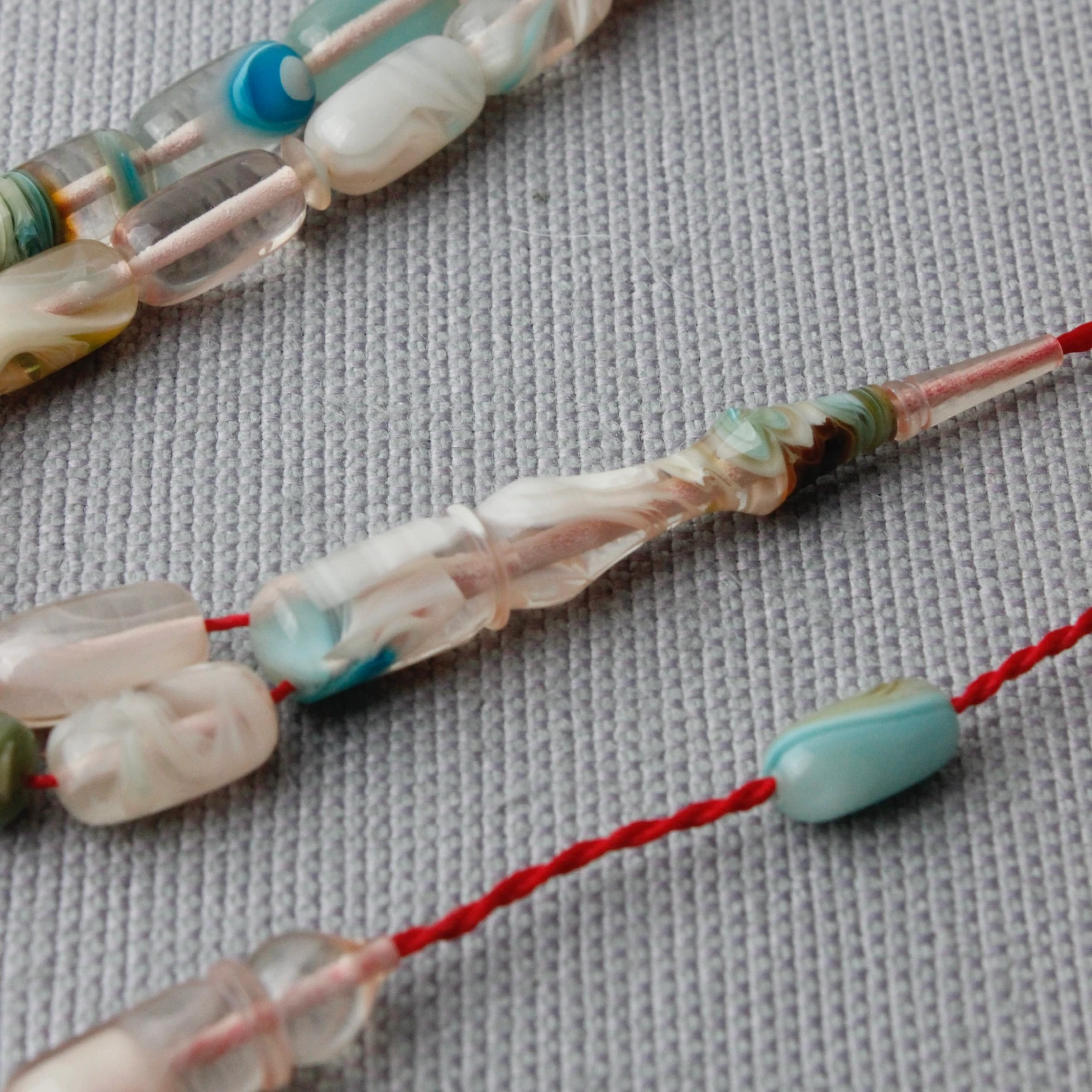 Beyaz Hamur Turkuaz Hareli Kapsül Kesim Sıkma Kehribar Tespih