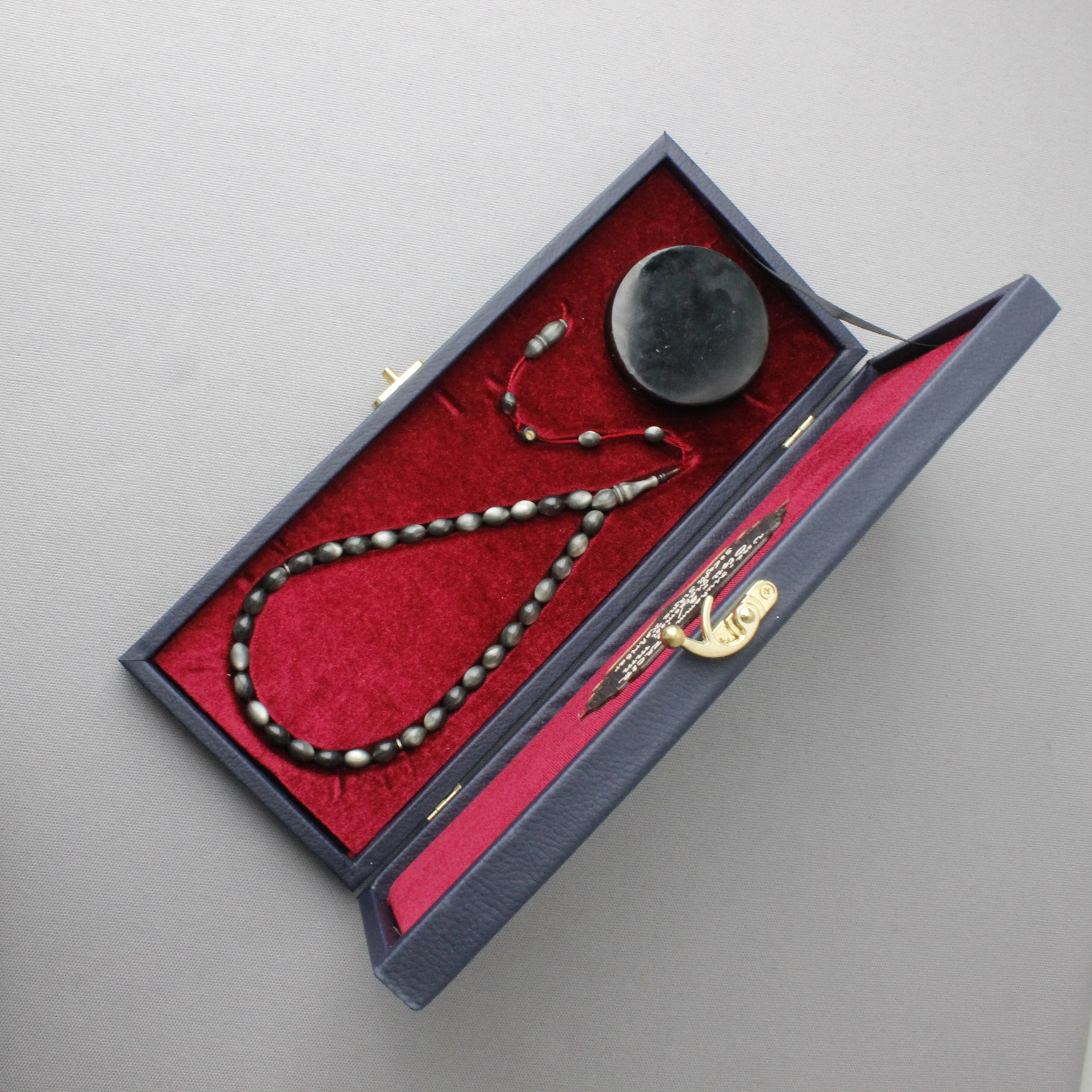 Özel Kutusunda Ham Malzemesiyle Beraber Tacir Usta İmzalı Sedefli Sıkma Kehribar Tespih