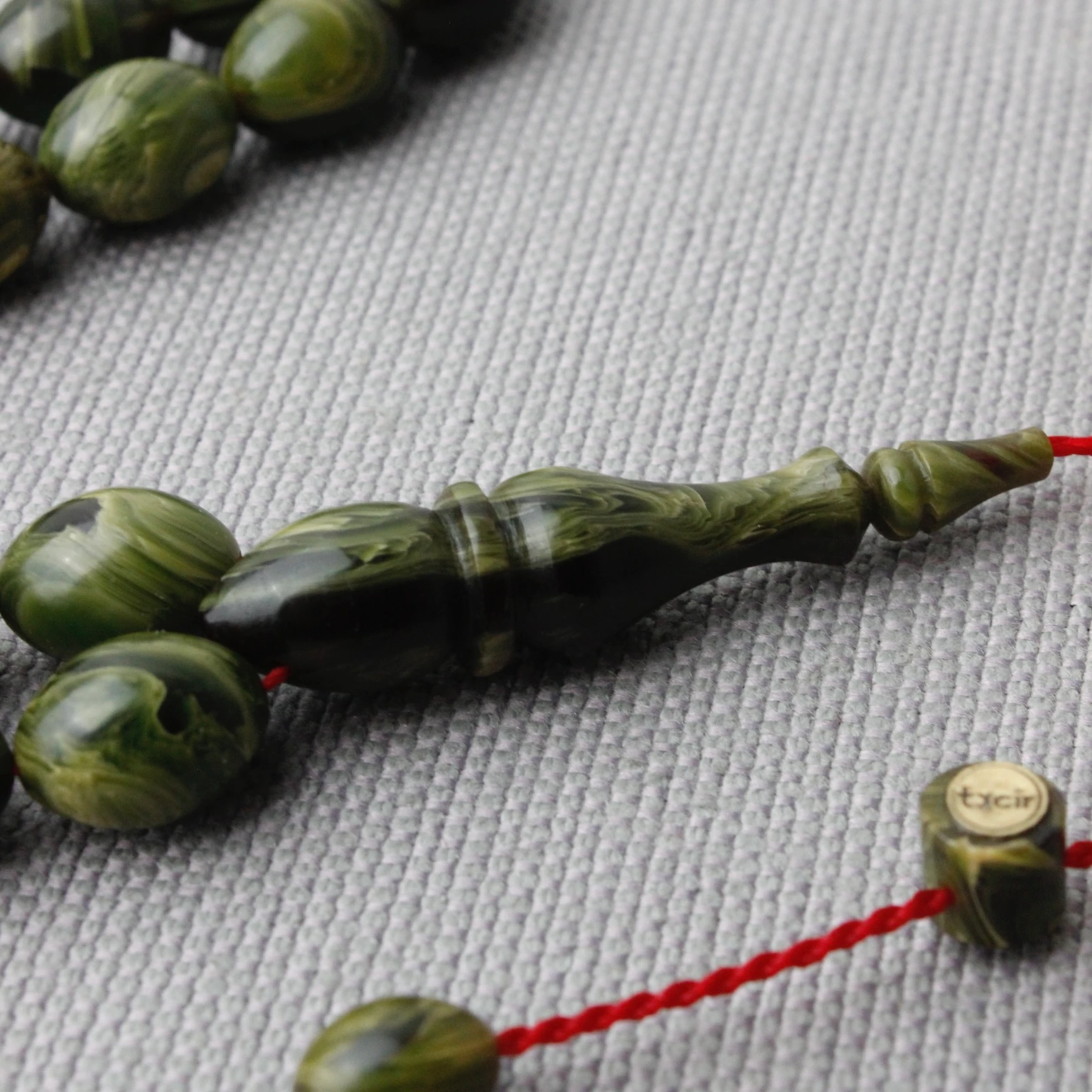 Yoğun Hareli Yağ Yeşili Tacir Usta İmzalı Sıkma Kehribar Tespih