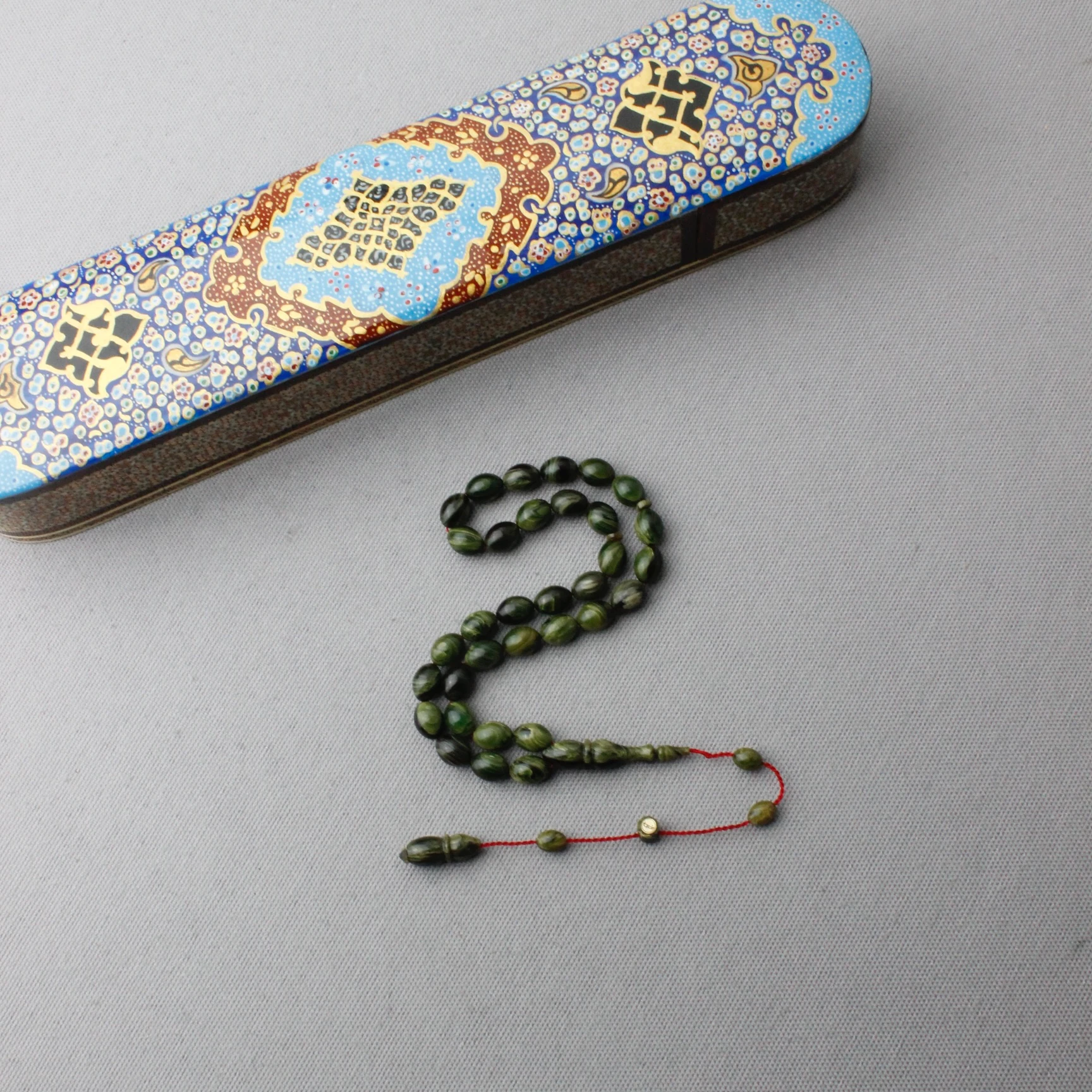 Yoğun Hareli Yağ Yeşili Tacir Usta İmzalı Sıkma Kehribar Tespih