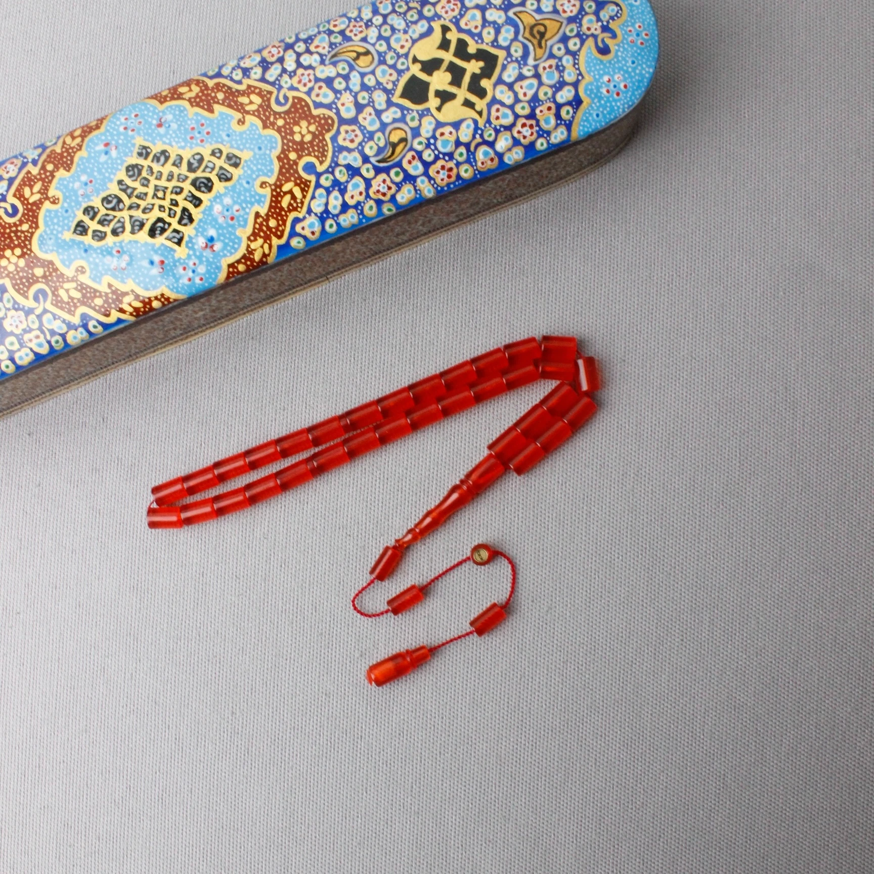 Tacir Usta İmzalı Kesme Model Kırmızı Renk Sıkma Kehribar Tespih