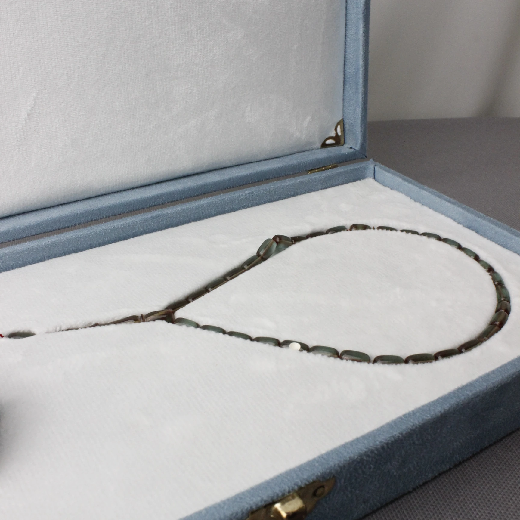 Özel Kutusunda Ömer Daş Usta İmzalı Zar Objeden Patinli Kehribar Tespih