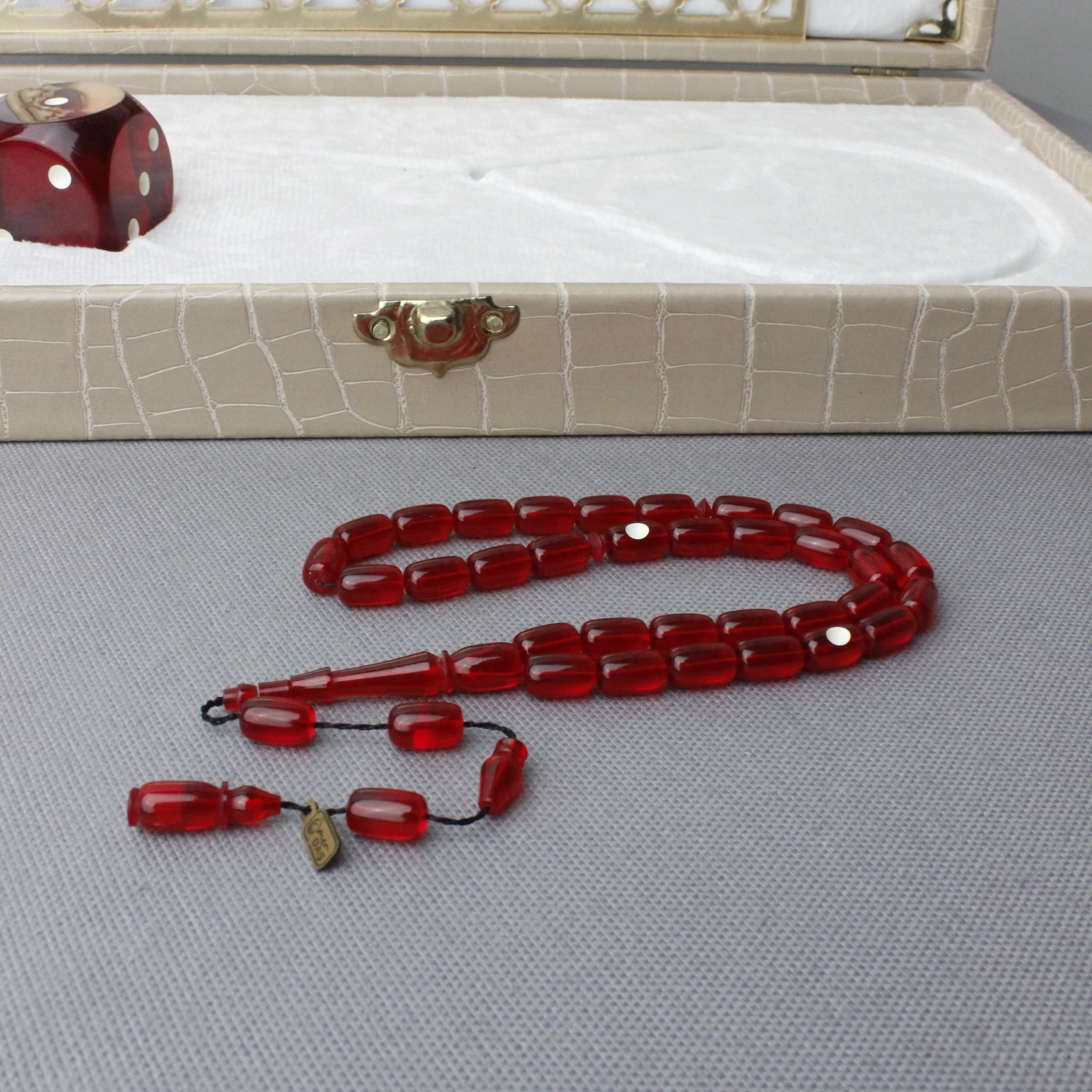 Özel Gömme Kutusunda Zar Objesiyle Beraber Ömer Daş Usta İşçiliği Kehribar Tespih