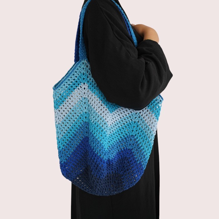 Handgemachte Häkeltasche aus Baumwoll-Makramee-Garn – Mit Innenfutter, in Blautönen