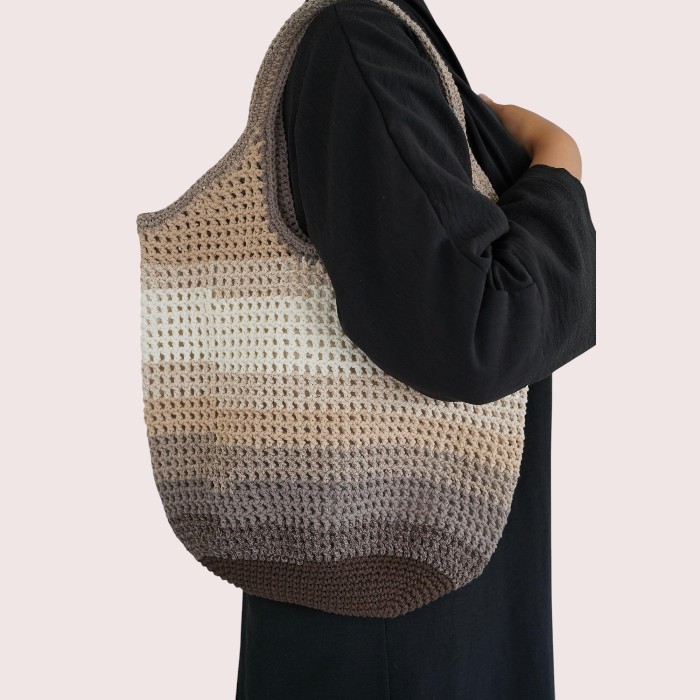 Handgemachte Schultertasche aus Baumwoll‑Makrameegarn mit Futter – Naturfarbener Farbverlauf