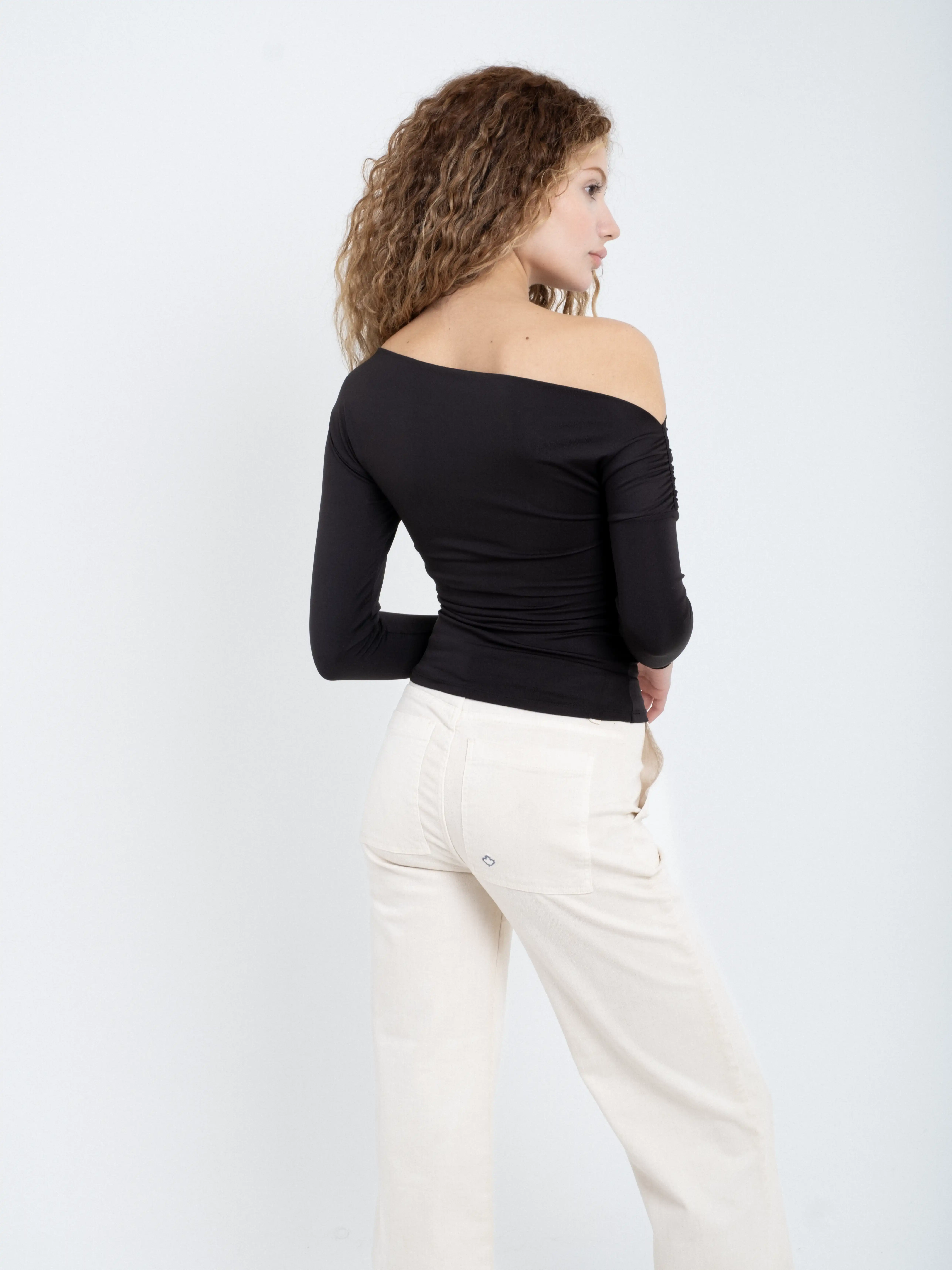 Kayık Yaka Düşük Omuz Büzgülü Uzun Kollu Body Bluz