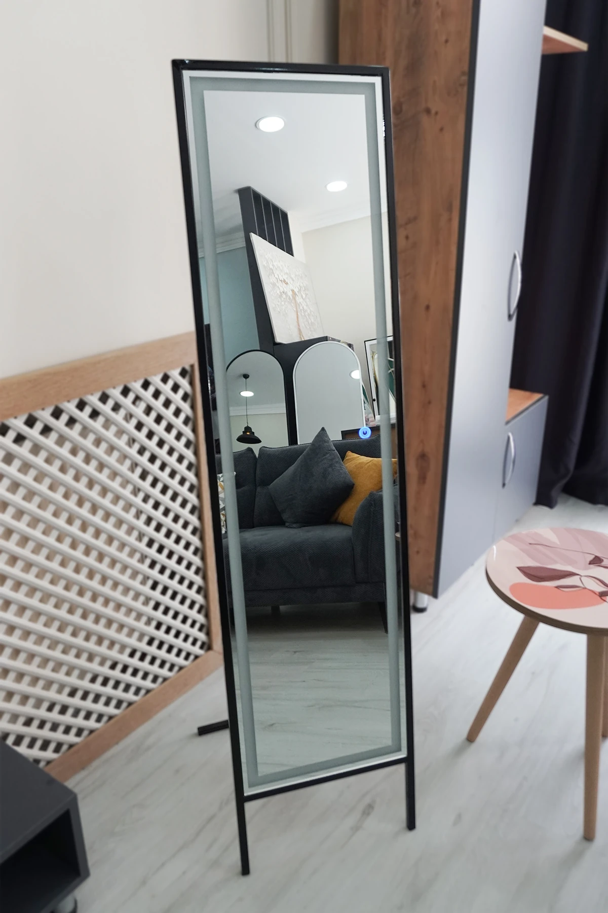 LED İşikli Metal Çerçeveli Ayaklı Boy Aynası 36 x 145 Cm