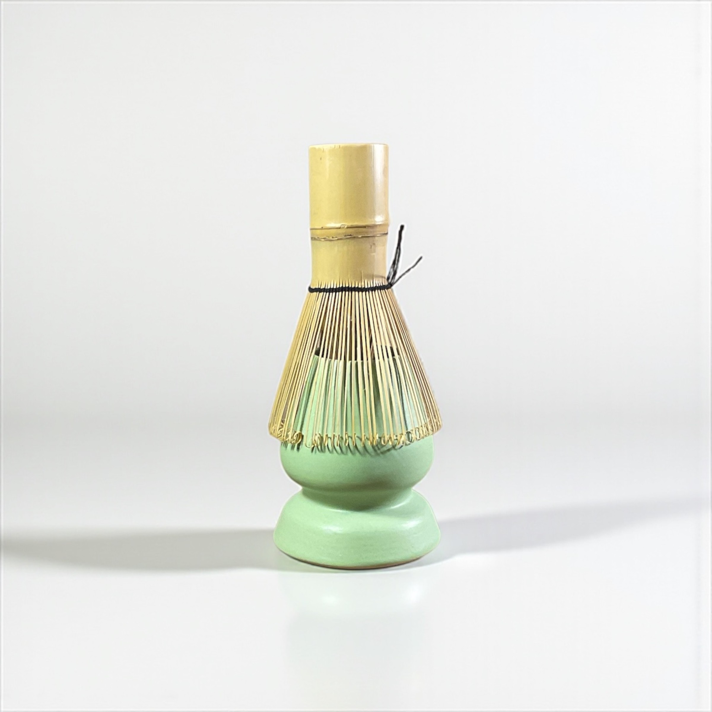 Kusenaoshi – El Yapımı Seramik Matcha Çırpıcı Standı
