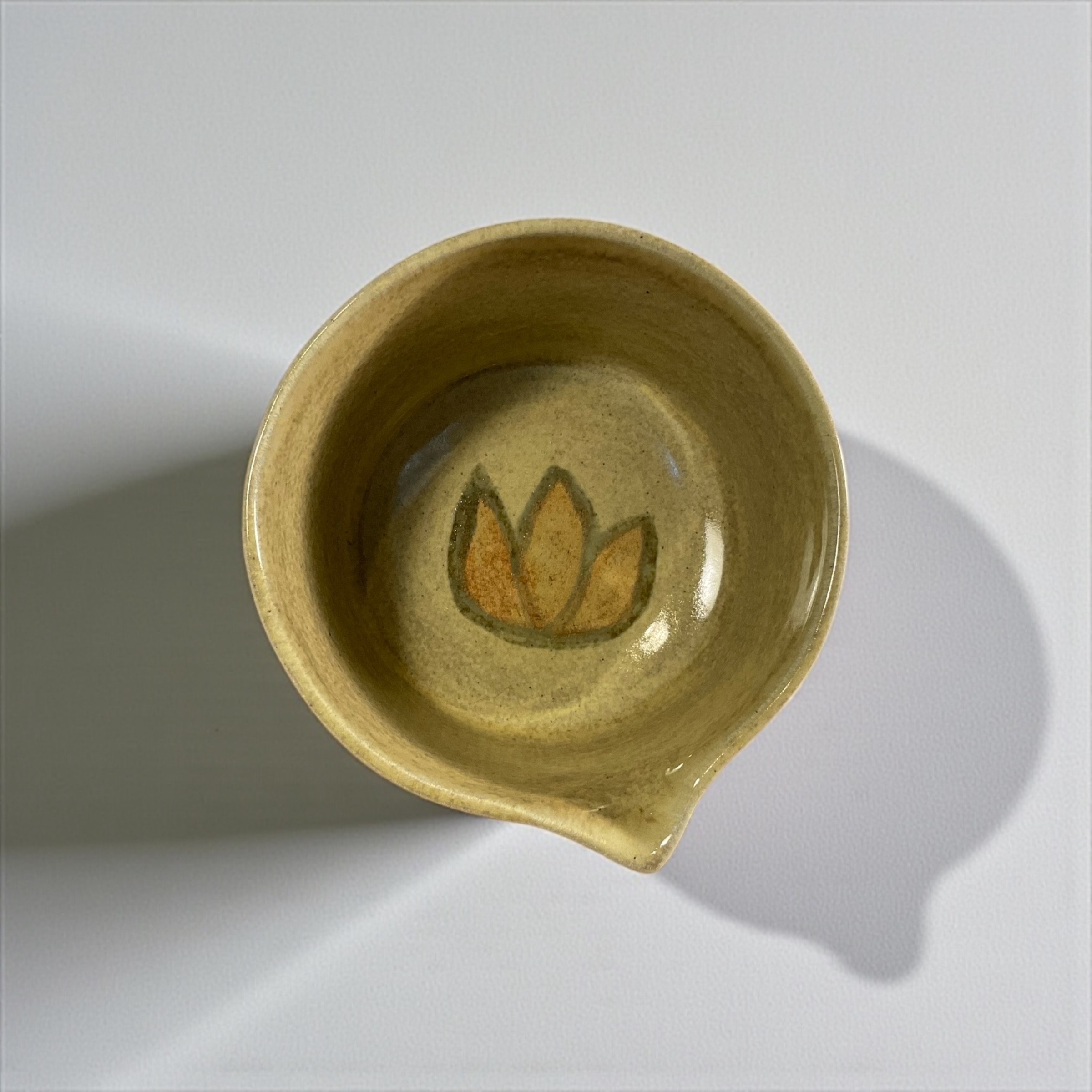 Hasu – Lotus Çiçekli El Yapımı Matcha Kasesi (Chawan)