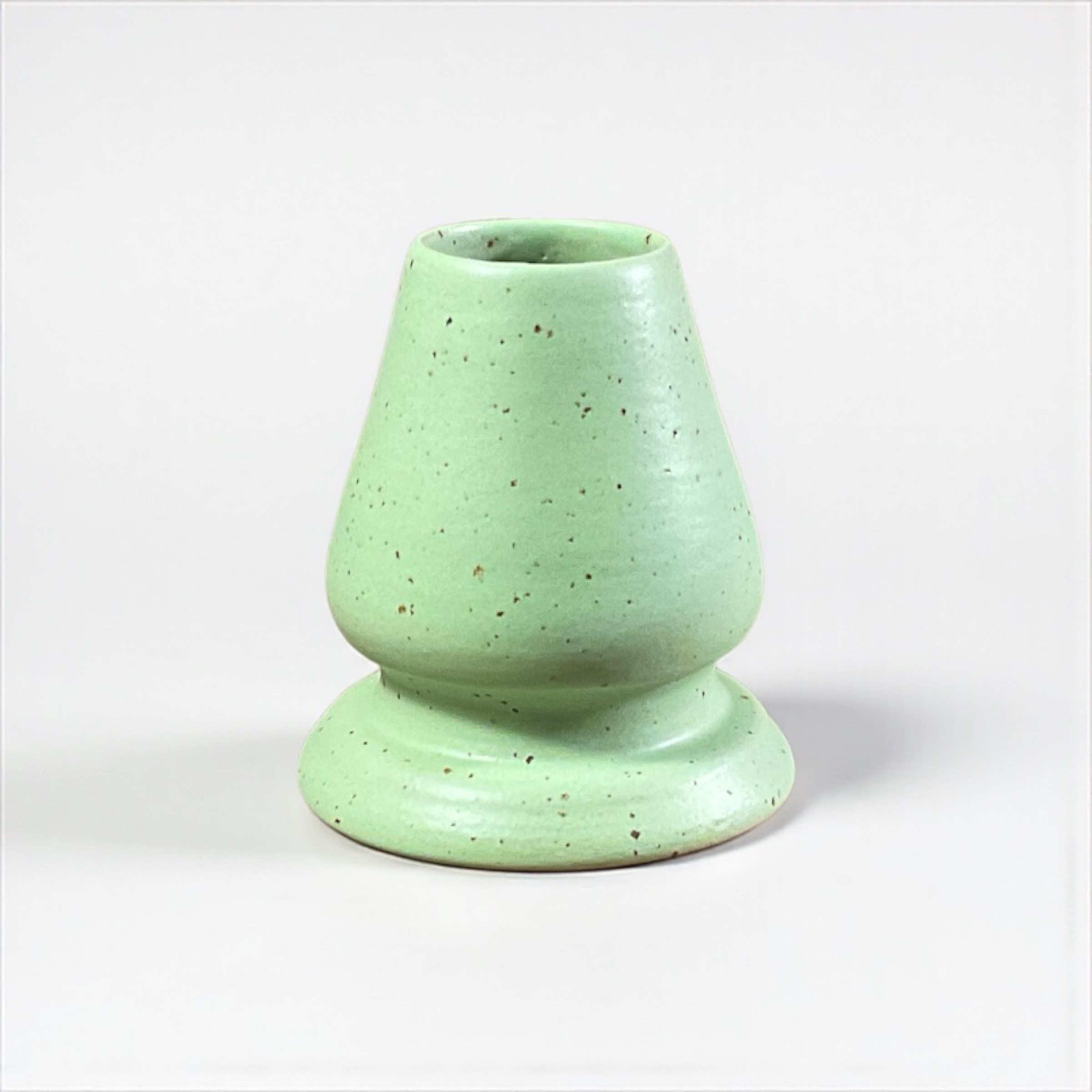 Kusenaoshi – El Yapımı Seramik Matcha Çırpıcı Standı