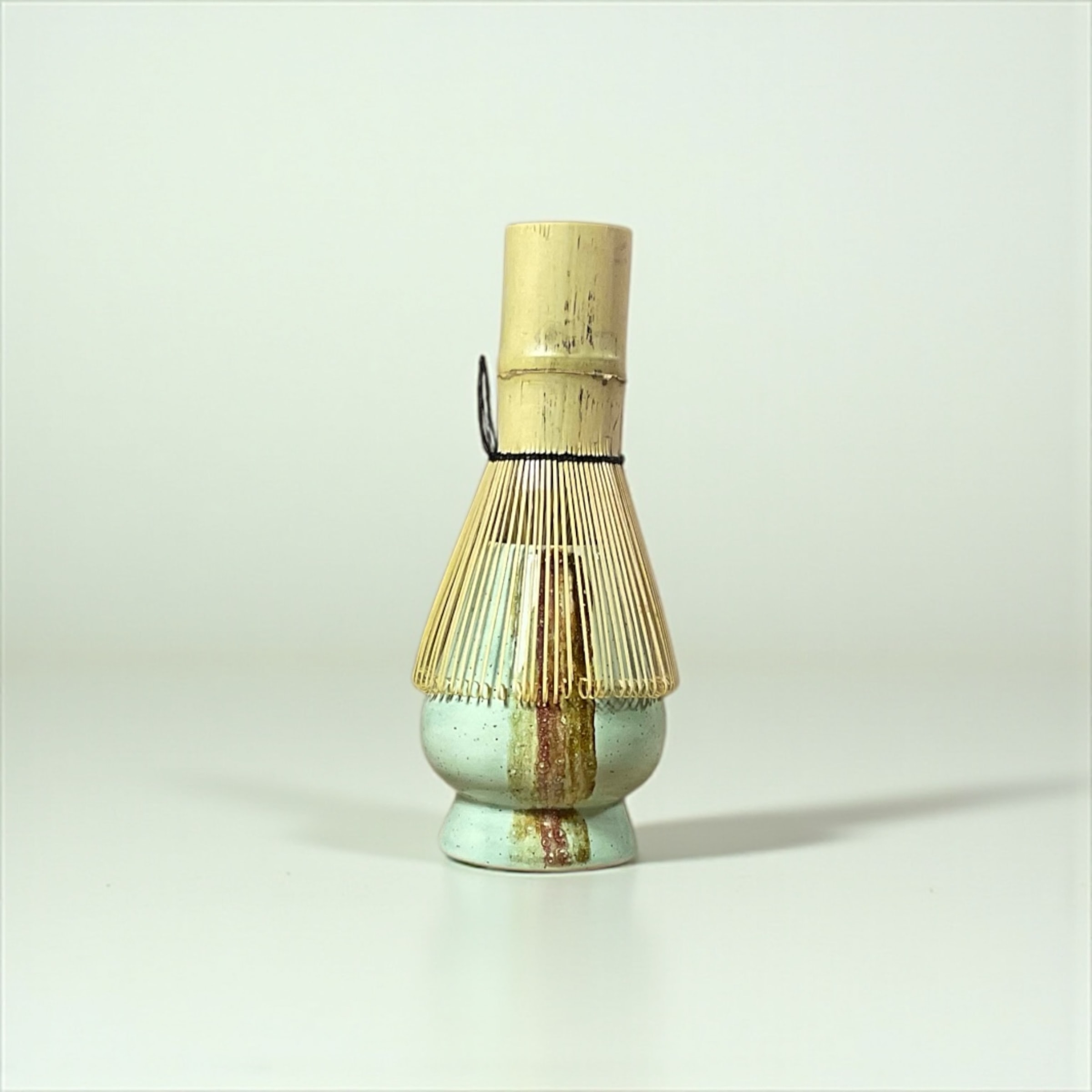 Kusenaoshi – El Yapımı Seramik Matcha Çırpıcı Standı
