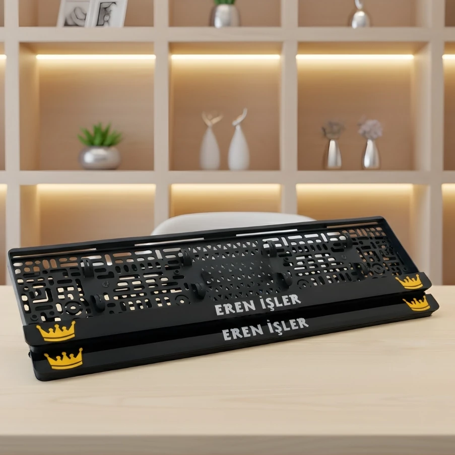 Kişiye Özel Taçlı Model İsimli Plaka Çerçevesi