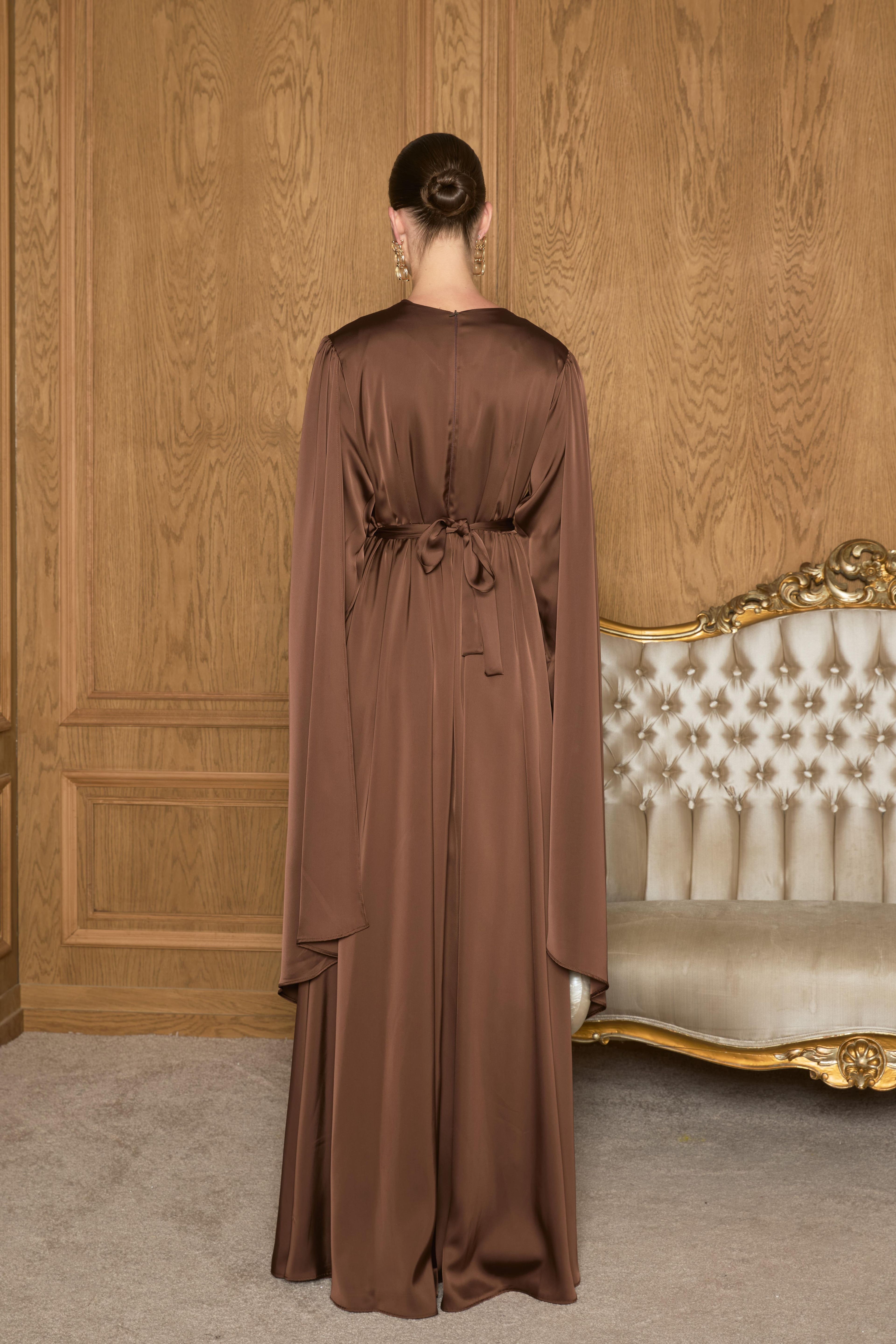 Evelyn Kol Pelerinli Saten Tesettür Elbise - Brown
