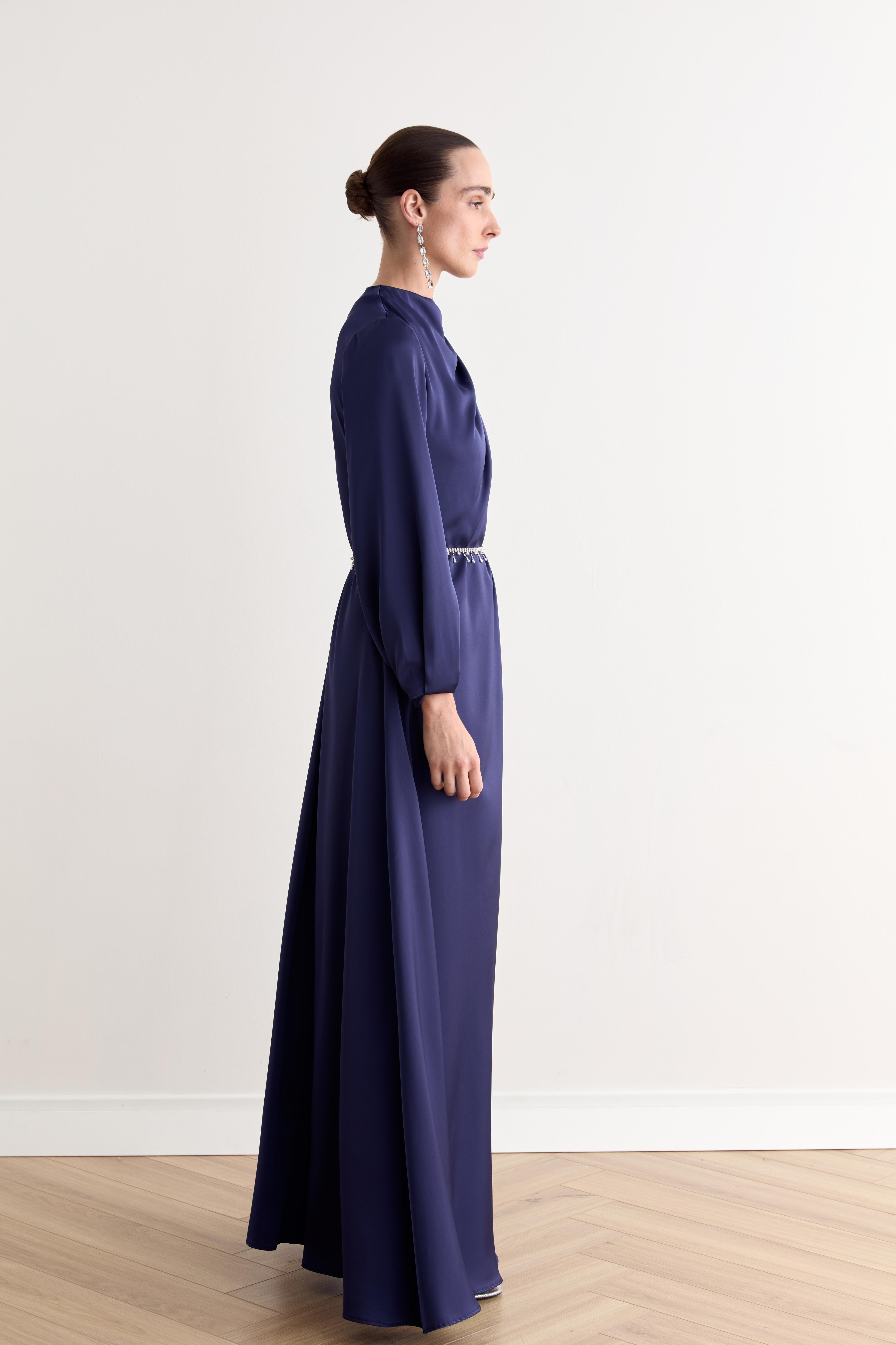 Juan Pileli Kemerli Saten Tesettür Elbise - Navy Blue
