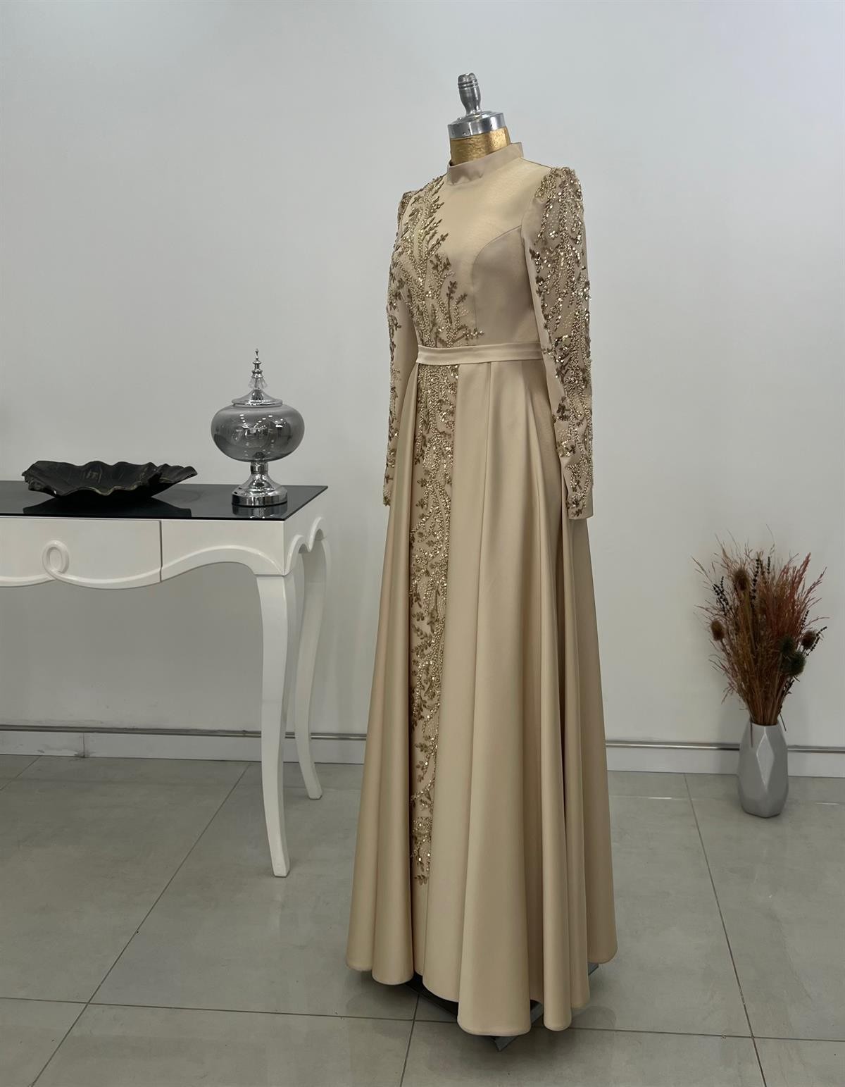 ميرا حجاب فستان سهرة ذهبي