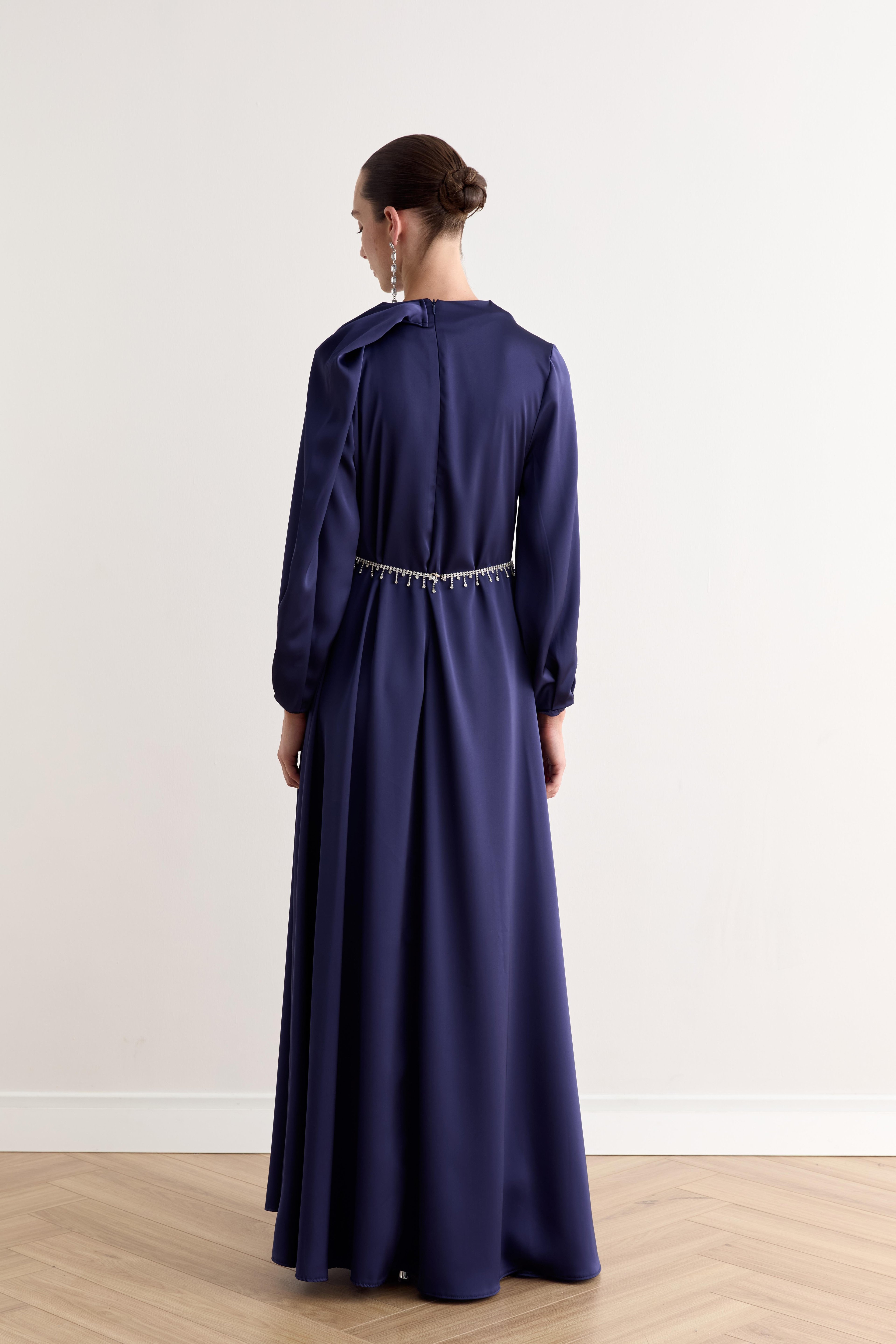 Juan Pileli Kemerli Saten Tesettür Elbise - Navy Blue