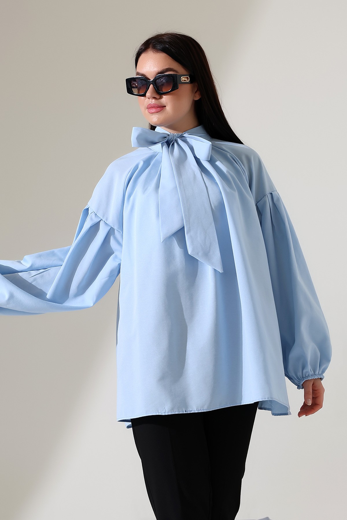 Fiyonk Yaka Detaylı Oversize Kadın Bluz – Modern ve Şık Tasarım - mavi̇