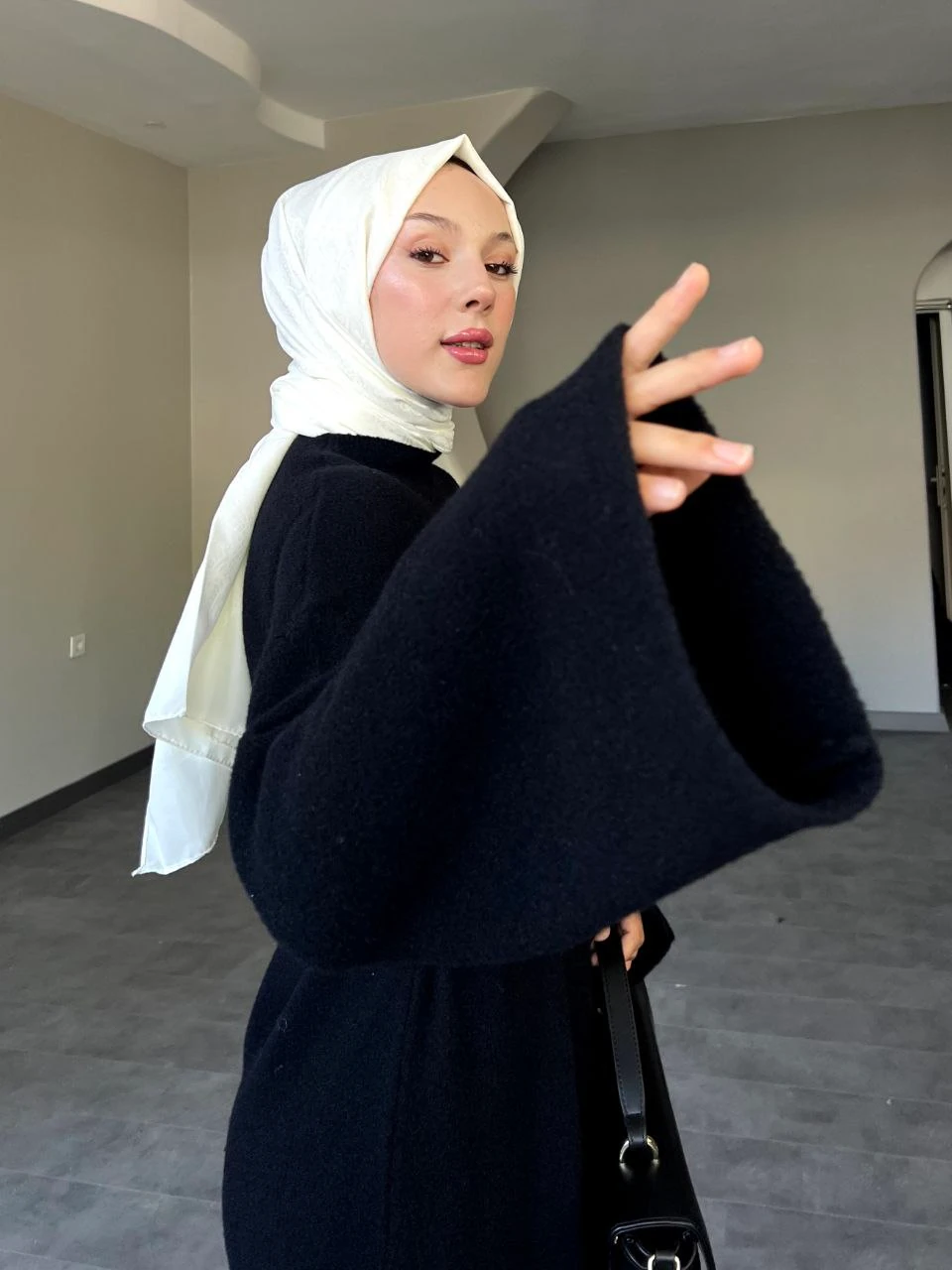 İspanyol Kol Kemer Detaylı Uzun Yumoş Triko Elbise - SİYAH