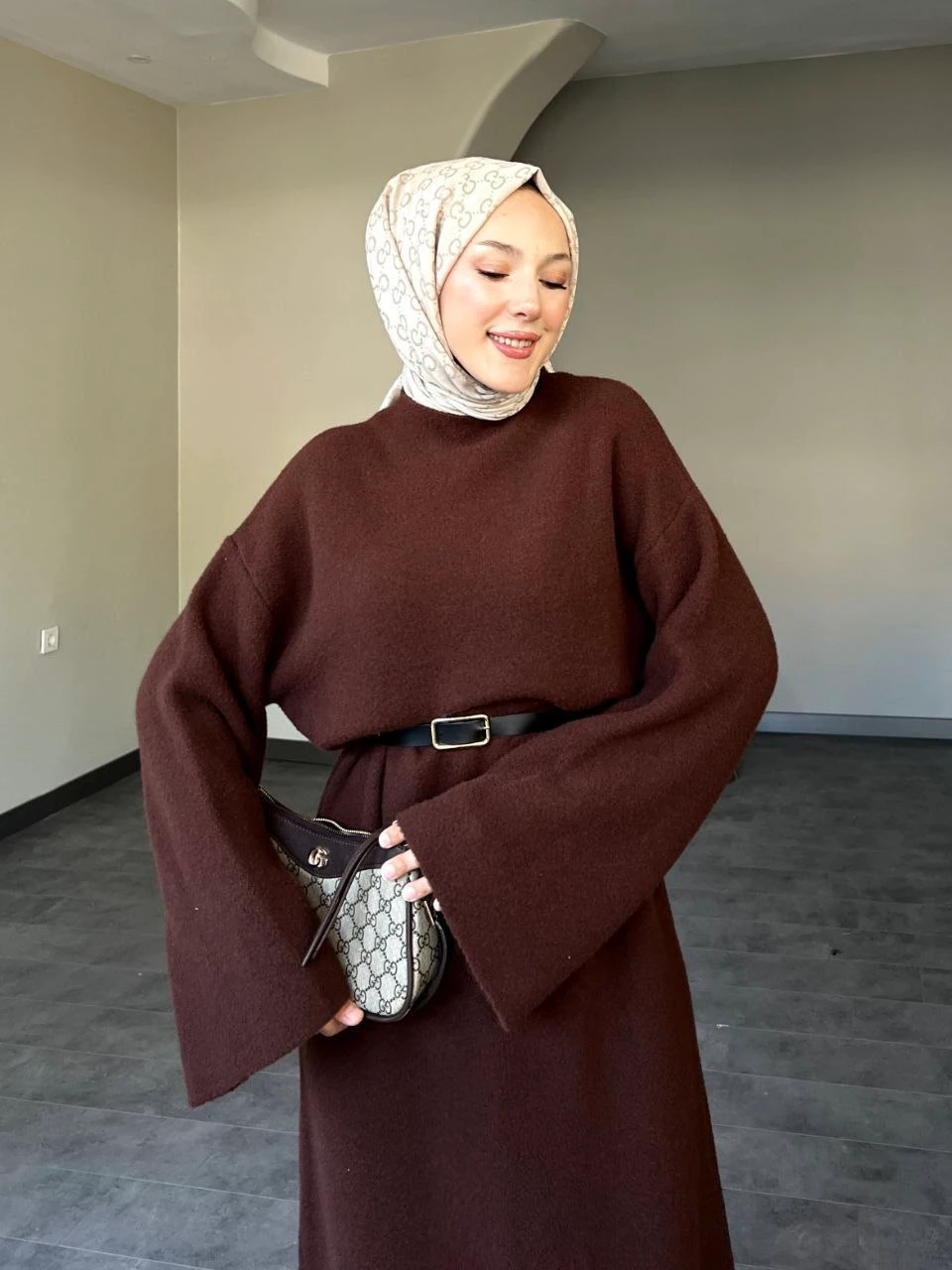 İspanyol Kol Kemer Detaylı Uzun Yumoş Triko Elbise - KAHVERENGİ