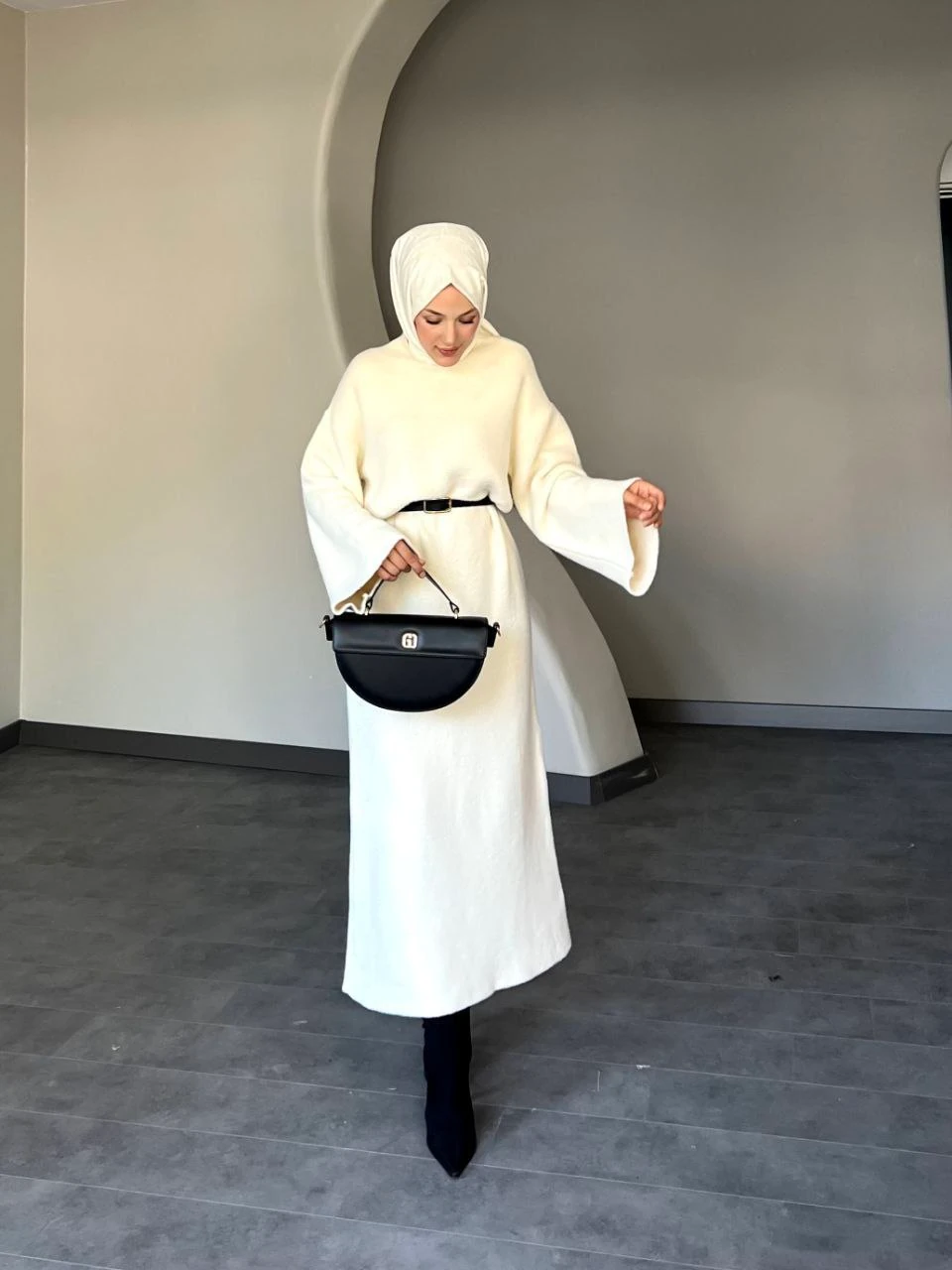 İspanyol Kol Kemer Detaylı Uzun Yumoş Triko Elbise - EKRU