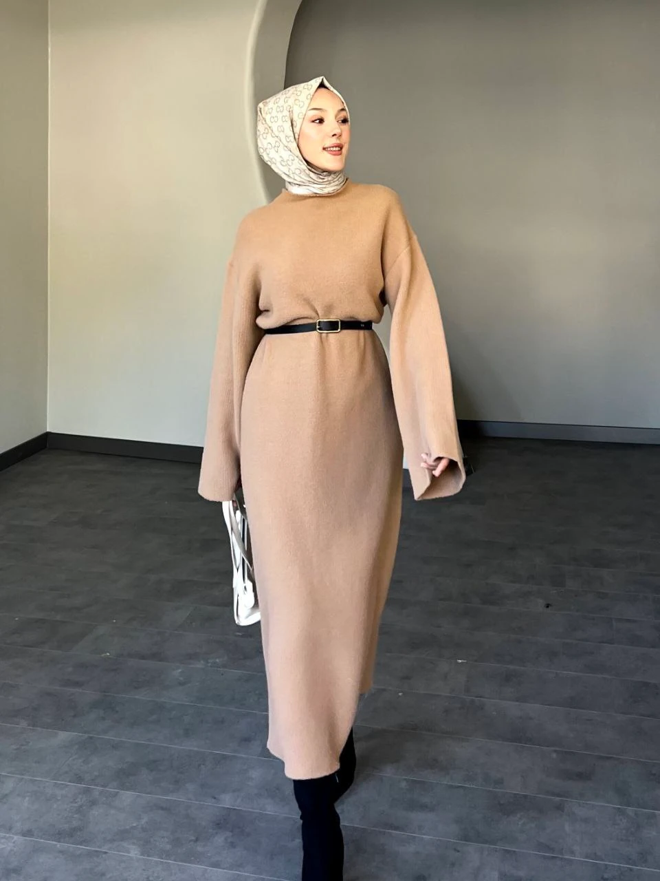 İspanyol Kol Kemer Detaylı Uzun Yumoş Triko Elbise - AÇIK KAHVE